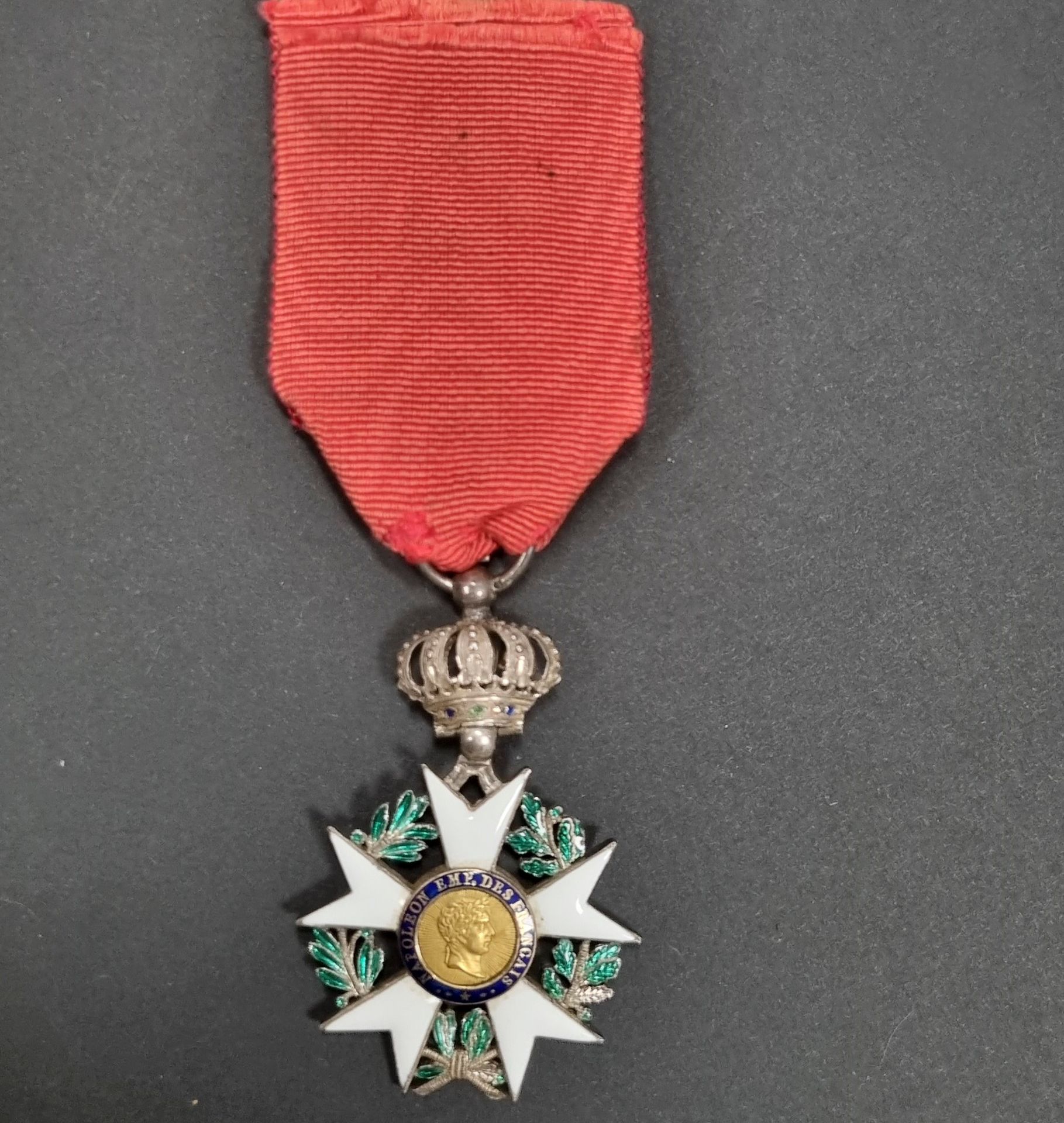 FRANCE 
ORDRE DE LA LÉGION D’HONNEUR (1802)
Étoile de chevalier « aigle d’argent » du 4e type, d’époque Premier Empire. 
En argent et émail (petits éclats à la couronne de feuillages). Centres en or émaillé. Anneau lisse. 
Ruban postérieur. 
52 x 35 mm - Poids brut : 16 g
T.B.