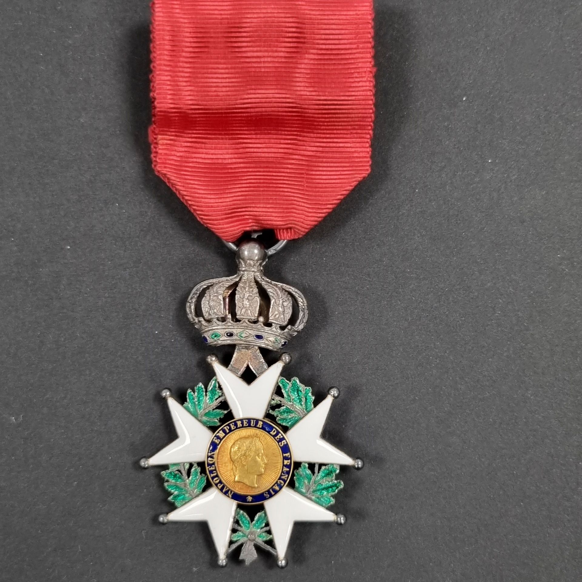 FRANCE 
ORDRE DE LA LÉGION D’HONNEUR (1802)
Étoile de chevalier d’époque Second Empire.  
En argent et émail (petites usures).
Centres en or émaillé. Anneau lisse. Ruban. Poinçon tête de sanglier. 
62 x 42 mm - Poids brut : 21 g 
T.T.B.