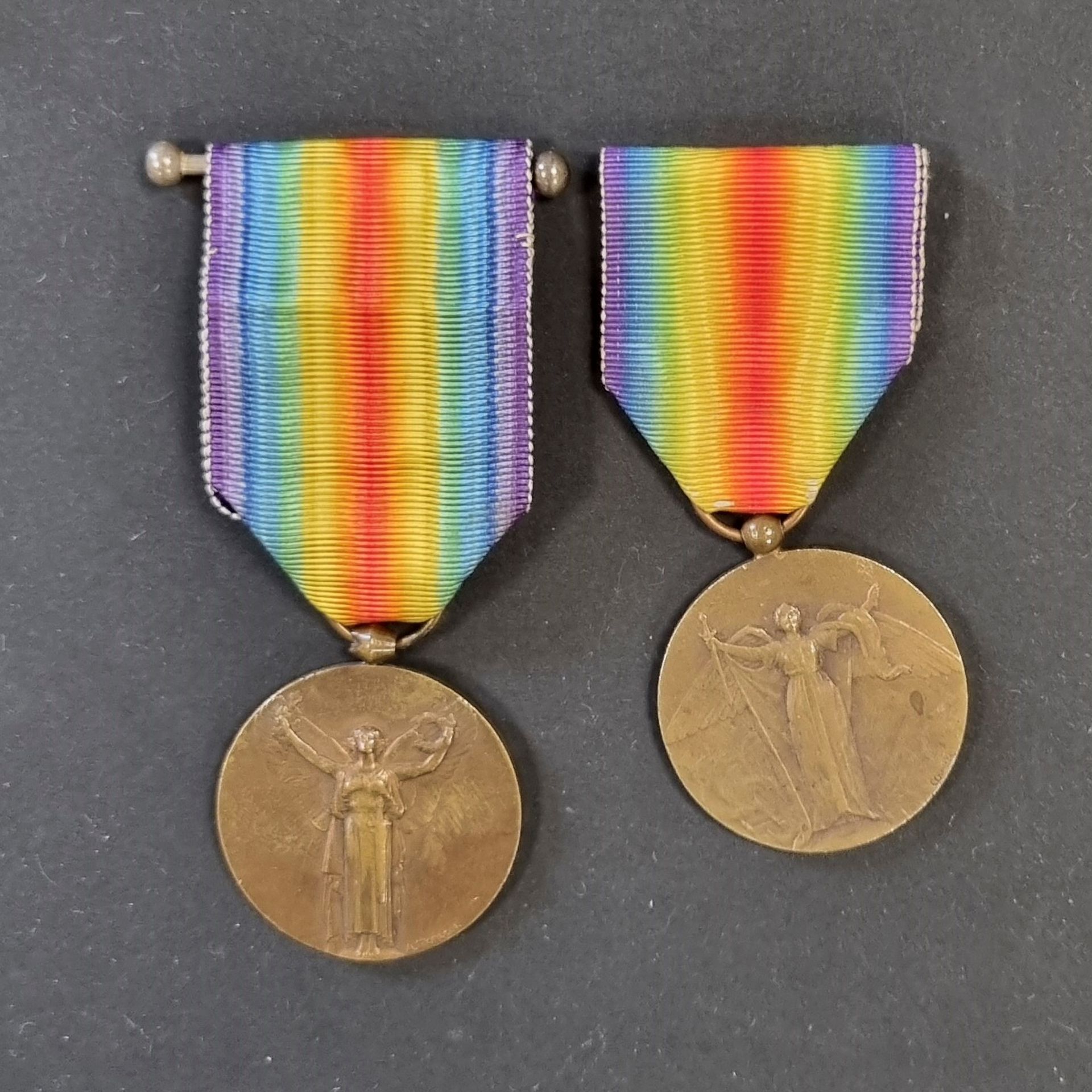 MÉDAILLE INTÉRALLIÉE (FRANCE)
Deux médailles en bronze : 
une du modèle Morlon, poinçon de la Monnaie de Paris et une du modèle Charles, poinçonnée sur la tranche.
Rubans. 
T.T.B.