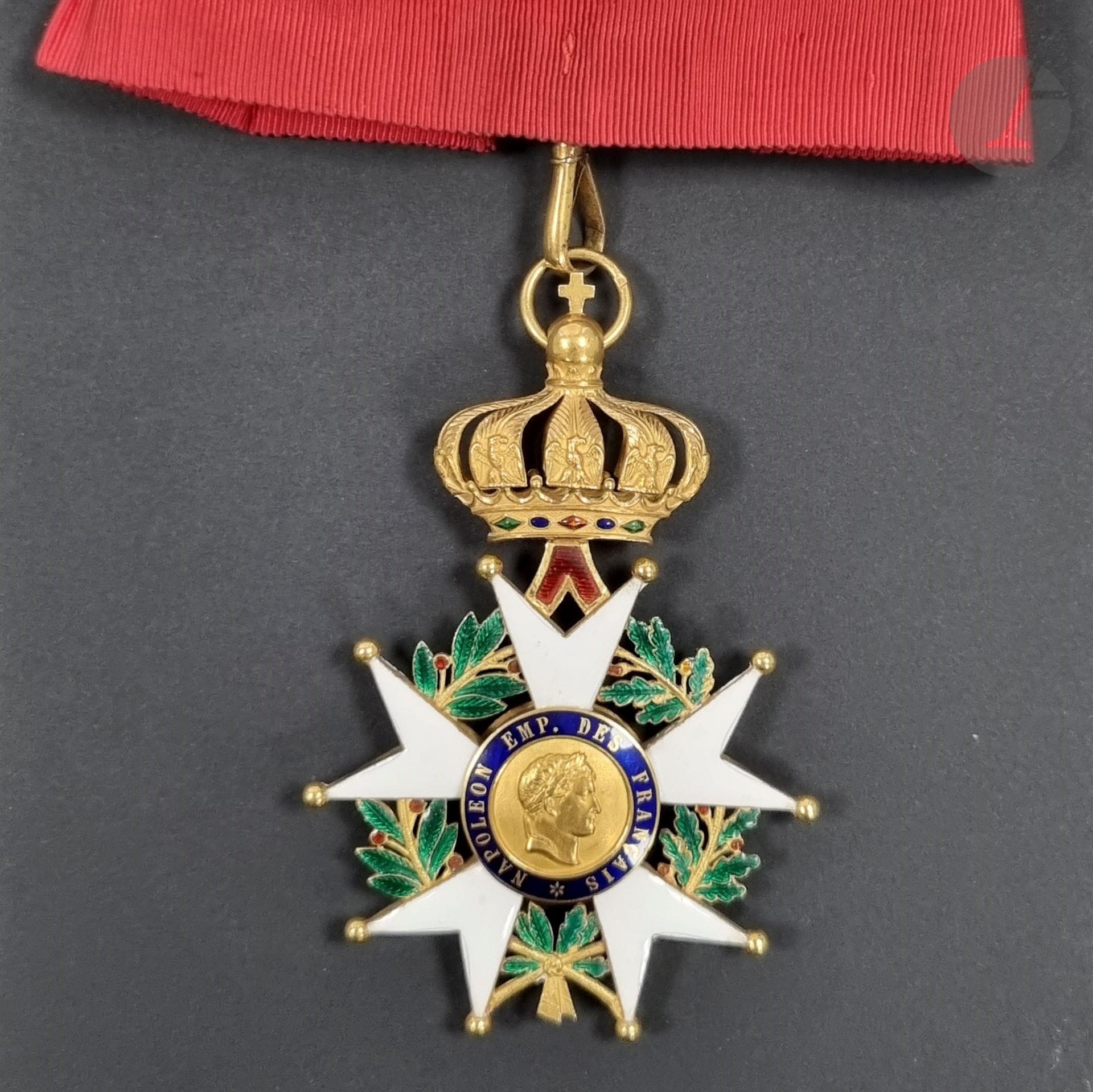 FRANCE 
ORDRE DE LA LÉGION D’HONNEUR (1802) 
Étoile de commandeur d’époque Second Empire, attribuée au Colonel VERLY, commandant l’escadron des Cent Gardes. 
En or et émail (infimes cheveux). Poinçon tête d’aigle et d’orfèvre Ouizille Lemoine. Suspente pour mousqueton cousu à la cravate. Cravate plissée avec boucle d’attache. Avec étiquette d’identification ancienne (du même type que celles de la collection Laissus).
87 x 59 mm - Poids brut : 41 g 
T.T.B.

Œuvre en rapport : 
- On retrouve, provenant de la collection Laissus, une étoile de commandeur ayant appartenue au Colonel VERLY, avec un système d’attache de croix très proche. Le bijou est en vermeil.
Reproduit dans l’ouvrage « Cent gardes pour un Empereur », fig 168 (reproduit), p.327. 
La vente des souvenirs du colonel Verly (1946) ne comportait pas d’ordres de chevalerie. 

Le colonel VERLY, fut nommé commandeur de la Légion d’honneur en 1869.
