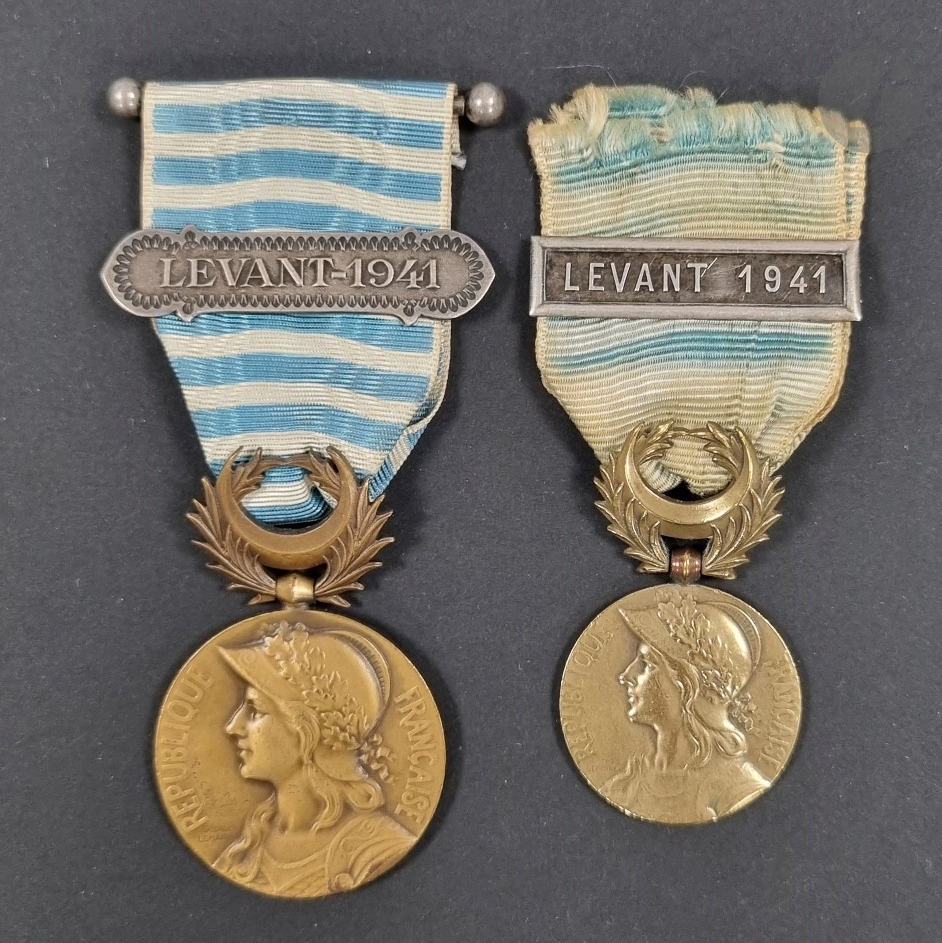FRANCE 
MÉDAILLE DE SYRIE-CILICIE, DU LEVANT (1922-1941) 
Deux médailles en bronze : 
- une de gros module, poinçonnée d’Arthus Bertrand. Ruban à agrafe de style oriental en bronze argenté « LEVANT 1941 ». Diam : 36 mm
- une de petit module. Ruban à agrafe en bronze argenté « LEVANT 1941 ». Diamètre : 29 mm
T.T.B.