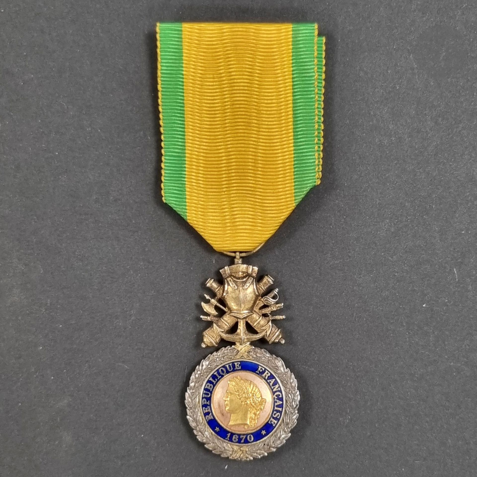 FRANCE 
MÉDAILLE MILITAIRE
Médaille militaire, IIIe République, modèle de luxe, à trophée biface aux canons. 
Trophée en vermeil biface aux canons. 
En argent, centre en or et émail (éclat). Poinçon tête de sanglier. 
45 x 25 mm - Poids brut : 17,5 g 
T.B. à T.T.B.