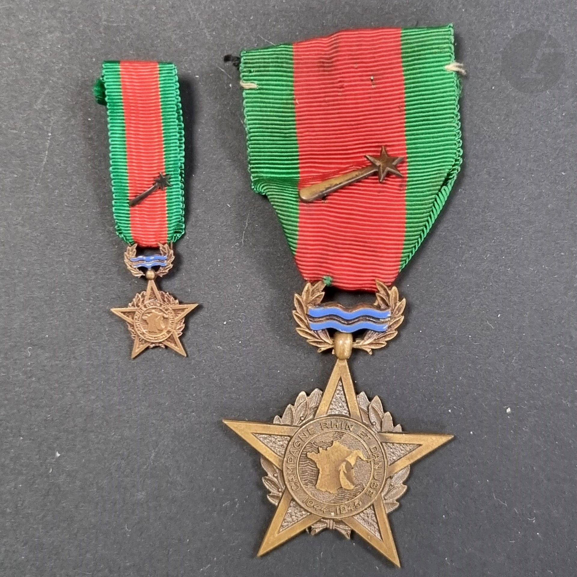 FRANCE 
Médaille de la 1re armée française.
En bronze émaillé. Ruban avec motif à la massue. 
Avec miniature.