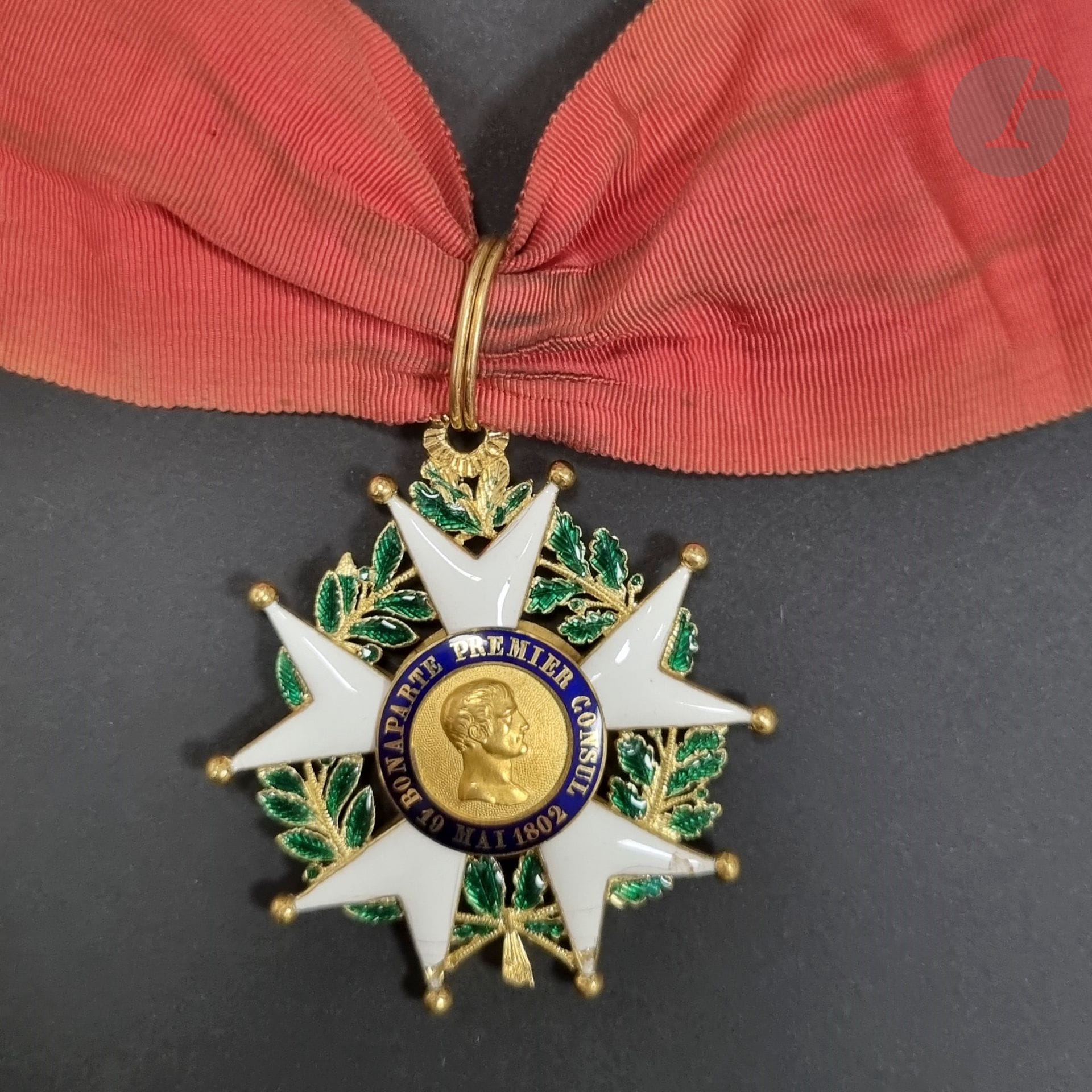 FRANCE 
ORDRE DE LA LÉGION D’HONNEUR (1802) 
Étoile de commandeur d’époque IIe République. 
En or et émail (éclats et manques). Bélière en fleurette, anneau de suspente double. Poinçon tête d’aigle. Cravate avec attaches. 
65 x 59 mm - Poids brut : 43 g 
B. à T.B.