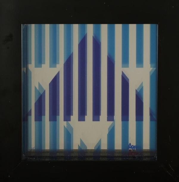 Yaacov AGAM [israélien] (né en 1928)
Star of Hope, 1976. Sérigraphie sur plexiglas et fond miroir. Signée en bas à droite et numérotée sur 75. Annotée A. P. Oeuvre réalisée pour le bicentenaire de l'indépendance des États - Unis. 30 x 30 cm