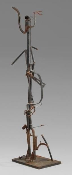 Dechun WU [chinois] (né en 1953)
Personnage aux lunettes, 1990. Fer soudé. Signé, daté et inscrit «pièce unique» sur un cartouche sur la base. (Oxydation). Hauteur: 141 cm
