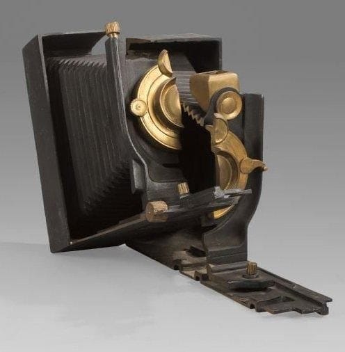 ARMAN (1928 - 2005)
Appareil photographique. Bronze à patine brune et or. Signé et annoté EA. H: 33.5 x L: 55 x l: 22 cm