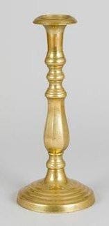 Chandelier de shabbat. Bronze. Travail européen du XIXe siècle, portant une inscription hébraïque en l'honneur du shabbat sur le pied. Fût balustre à pans. Hauteur: 33,5 cm