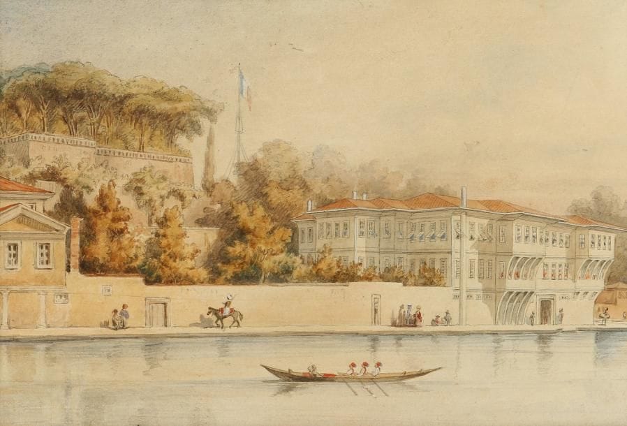 Ecole Française, 1840
Palais de France à Istanbul, façade arrière Palais Ypsilanti à Istanbul Aquarelle, crayon et rehauts de gouache. 19,5 x 27,5 cm Établi sur les collines de Pera, le Palais de France abritait l'ambassade de France de 1535 à 1927, date de son transfert à Ankara, nouvelle capitale de la Turquie. Détruit par un incendie en 1831, il fut reconstruit entre 1839 et 1847 sur les plans de M. Pierre Laurécisque. C'est ce bâtiment de style Restauration et portant sur le fronton des pavillons les initiales de Louis-Philippe qui est représenté sur notre aquarelle. Il sert aujourd'hui de résidence au consul de France. Construit au XVIIIe siècle, par le prince Ypsilanti, le palais fut offert à la France par le sultan Selim III en 1807, en remerciement de l'aide apportée par l'ambassadeur de France, le général Sébastiani, lors du blocus d'Istanbul par les Anglais. Résidence d'été des ambassadeurs de France, il ne reste presque rien du bâtiment, incendié en 1913.