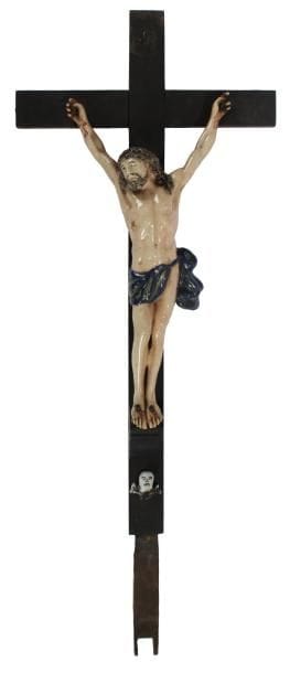 Christ en croix vivant, la tête légèrement inclinée vers la droite, en faïence décorée au naturel. Début du XIXe siècle. Haut. : 40 cm - Larg. : 21 cm.