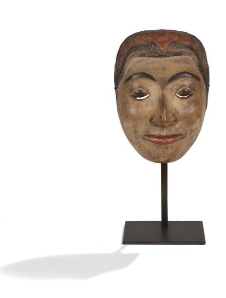 Bali (Indonésie)
Masque figurant un des nombreux caractères du théatre"Wayang Topeng". Patine ancienne d'usage. Haut. : 19 cm.