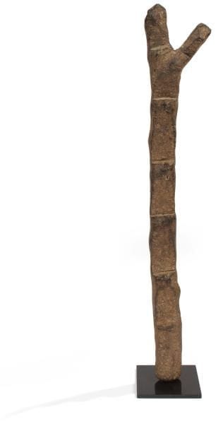 Dogon (Mali)
Échelle miniature. Très belle et épaisse patine crouteuse de couleur brune. Haut. : 50 cm