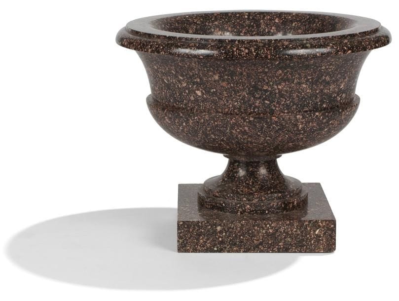 Vase Médicis en porphyre de Suède reposant sur une base carrée.  Début XIXe siècle Haut. : 21,5 cm - Diam. : 26,8 cm.