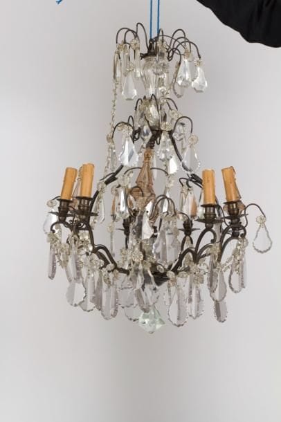 Petit lustre cage à six lumières à monture de bronze argenté et décor de cristal moulé tels que plaquettes, rosaces, poignard, sphères à facettes. Style Louis XV. Haut. : 66 cm - Diam. : 47 cm.