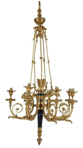 Lustre à six lumières en bronze ciselé et doré, le fût en carquois verni bleu supporte les branches à enroulement ornées d'acanthe et têtes de rapace. Style Louis XVI du XXe siècle. Haut. : 124 cm - Diam. : 62 cm.