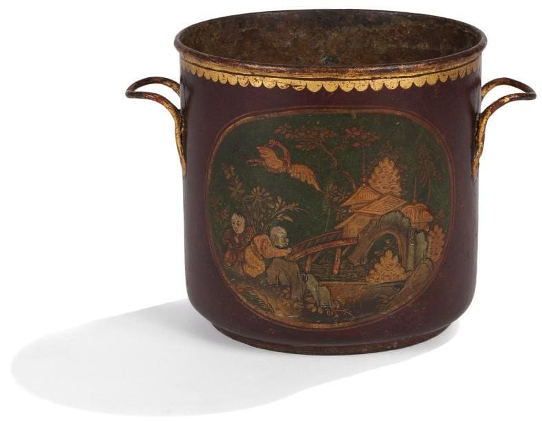 Seau à rafraîchir en tôle laquée et vernis dit "Martin" à fond rouge. Décor de médaillons à fond vert animés de scènes chinoises sur un fond composé d'un village. XVIIIe siècle Haut. : 13 cm - Diam. : 13,8 cm.