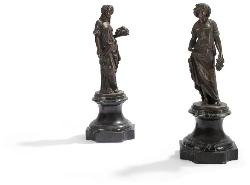 Vestale à la corbeille de fruits et vestale à la couronne de fleurs. Deux sujets en bronze patiné sur socle. Fin du XIXe siècle. Haut. sans le socle : 27,5 cm - Haut. totale : 40,5 cm.