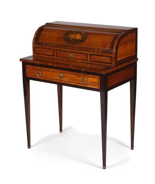 Bonheur du jour marqueté en bois de rose, de fil, dans des encadrements d'amarante soulignés de filets composés. L'abattant orné d'un bouquet de fleurs feuillagées sur fond de tabac découvre un serre-papier muni de deux petits tiroirs, le gradin comporte trois tiroirs étroits. L'entablement ouvre par un large tiroir et comporte une tirette. Il repose sur des pieds gaines. En partie du XVIIIe siècle. Transformations. Haut. : 93 cm - Larg. : 72 cm - Prof. : 46 cm.