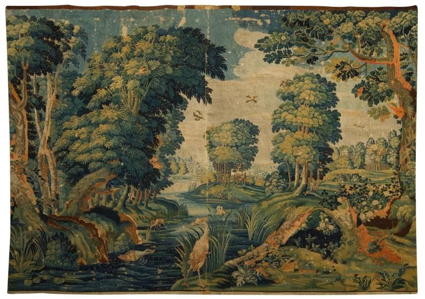 BRUXELLES
Panneau en tapisserie figurant un paysage lacustre traversé d'une rivière bordée d'une forêt animée d'oiseaux : canards, hérons ou passereaux. Début du XVIIIe siècle. (Rentrayures, restaurations et manque la bordure). 440 x 240 cm