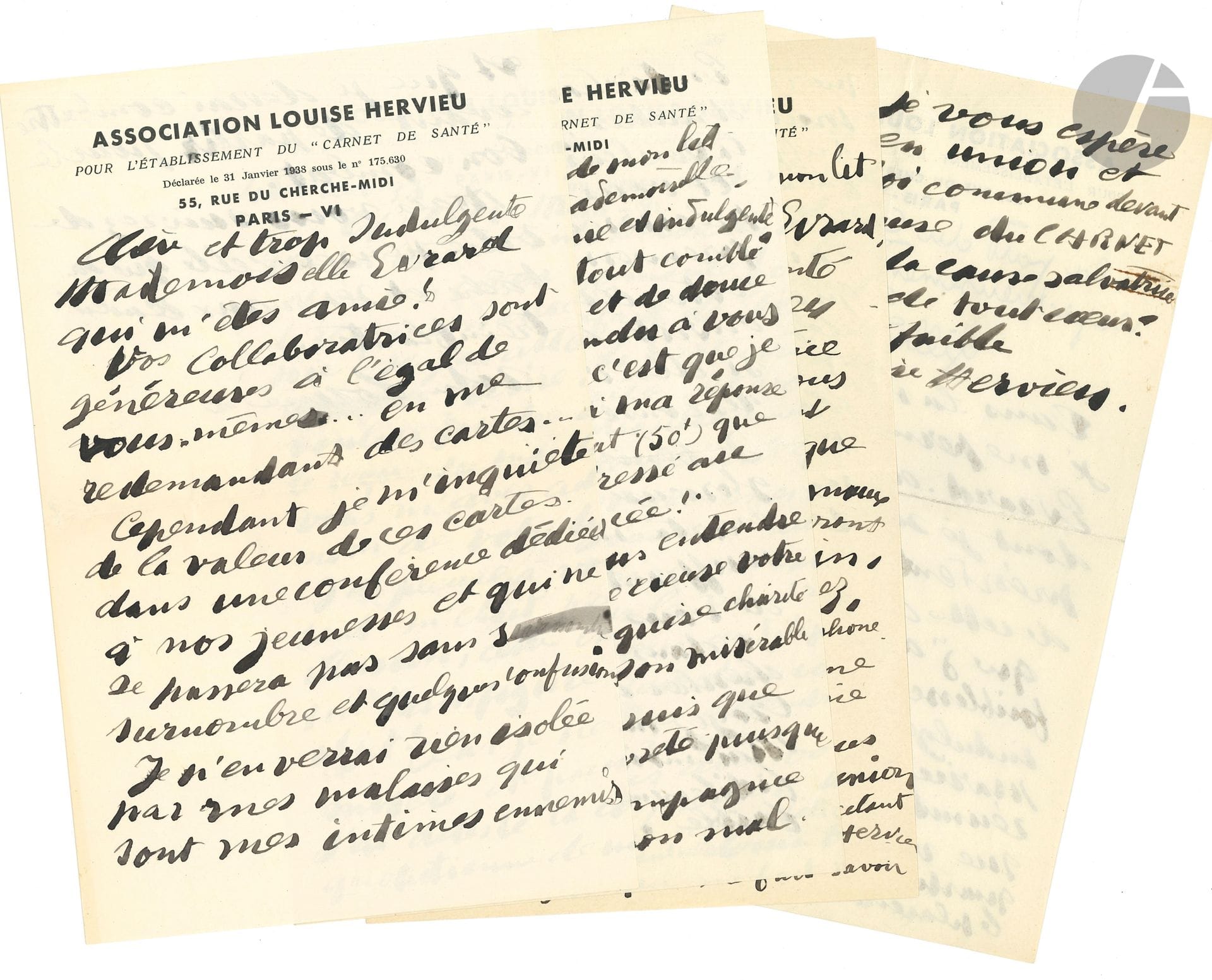 Louise HERVIEU (1878-1954). 5 L.A.S., 1938-1939, à Mlle Marie-Thérèse Évrard ; 8 pages in-8, en-tête Association Louise Hervieu pour l’établissement du “Carnet de Santé”, une enveloppe.

Touchante correspondance, à une enseignante qui lui a été présentée par leur amie commune la peintre Marie Laurencin, d’une écriture faible et tremblante. Elle remercie sa « Chère et trop indulgente Mademoiselle Evrard qui m’êtes amie ! » pour sa générosité en lui redemandant des cartes, « cependant je m’inquiète de la valeur de ces cartes dans une conférence dédiée à nos jeunesses […] Je n’enverrai rien isolée par mes malaises qui sont mes intimes ennemis et que je devrai combattre avant de partir pour le bon combat »… 4 février 1938. C’est le cœur comblé qu’elle remercie sa correspondante pour le « mandat (50f) que vous m’avez adressé au nom de votre lycée. J’ai pleuré […] tant m’était précieuse votre illusion, cette exquise charité qui transfigure son misérable objet ! Car je ne suis que misère et pauvreté puisque j’ai détesté la compagnie quotidienne de mon mal. […] je bénis notre chère glorieuse Marie [Laurencin] qui vous escorta malgré son pied souffrant »… 15 mars 1939 : « votre rayonnement de bonté est un bienfait de Dieu. Vous êtes la protectrice de l’enfance, et vous êtes particulièrement bonne en me disant que j’ai “servi” et que mes maux et ma déchéance n’auront pas été subis en vain […] Notre Marie Laurencin vous aime… et toutes deux nous l’aimons »… Elle prie sa correspondance d’être des leurs à une réunion du comité de l’Association Louise Hervieu ; « je ne sais rien vous dire mieux – sinon de tout cœur, ma confiance émue… si lasse, pressée, douloureuse, Votre Louise »… Elle la prie d’assister à une conférence, « au nom du Comité dont je suis la défaillante présidente. […] Je vous espère toujours en union et dans une foi commune devant la grande cause du Carnet de santé, la cause salvatrice, le salut de tout cœur, de votre si faible Louise Hervieu »...