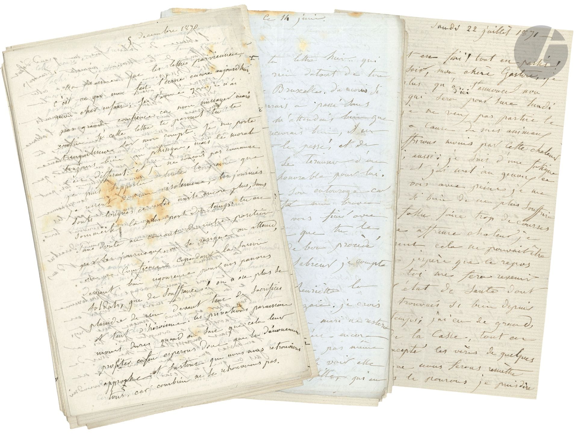 GUERRE DE 1870. 21 L.A.S. et 5 L.A. d’Eulalie veuve Bourquelot, [Paris] 5 décembre 1870-22 juillet 1871, à son fils Gaston ; 133 pages in-8.

Abondante et passionnante correspondance sur le siège de Paris et la Commune.
Les lettres sont remplies d’une petite écriture serrée. La veuve Bourquelot donne des nouvelles régulières à son fils : elle raconte sa vie quotidienne à Paris, les difficultés d’approvisionnement, les bombardements et les destructions, les combats aux portes de Paris, l’insurrection de la Commune et les incendies… À côté de la correspondance régulière, une série de 5 longues lettres forme une relation des « événements et détails du siège », suivie d’un journal du 21 avril au 13 mai 1871 (plus une page d’agenda datée du 11 avril). Les lettres sont contenues dans le faire-part de décès de Mme Bourquelot née Caillard, le 13 décembre 1883.