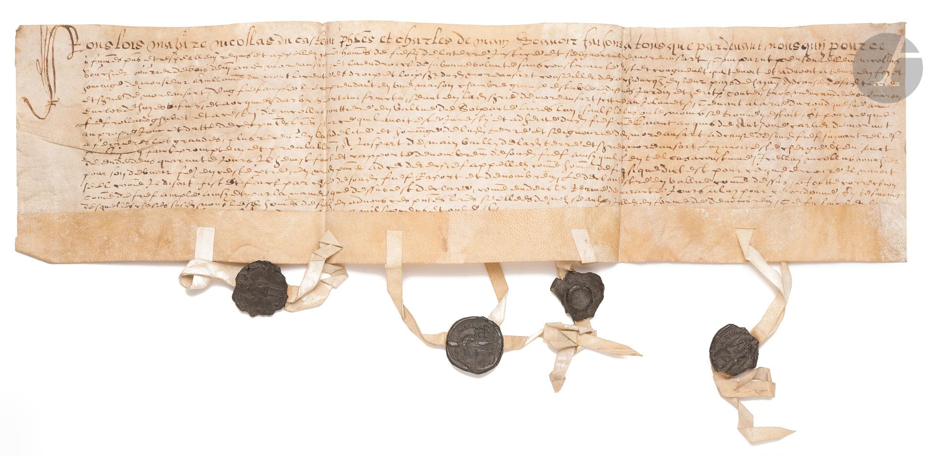 HAINAUT. Charte, Le Quesnoy (Nord) 6 juin 1611 ; parchemin oblong in-fol. (15,5 x 48 cm), avec 4 sceaux de cire brune aux armes pendant sur double queue.

Déclaration de foi et hommage passée devant Louis Mabire, Nicolas Du Casteau, Philippe et Charles de Main, par Nicolas Bouchier, ouvrier en bois demeurant à Mordansart, pour ce qu’il tient de Guillaume de Mont-le-Comte, savoir, un fief comprenant une maison, grange, étable et jardin, enclos de haies vives, avec les arbres fruitiers, en la seigneurie de Mordansart, valant soixante livre l’an.