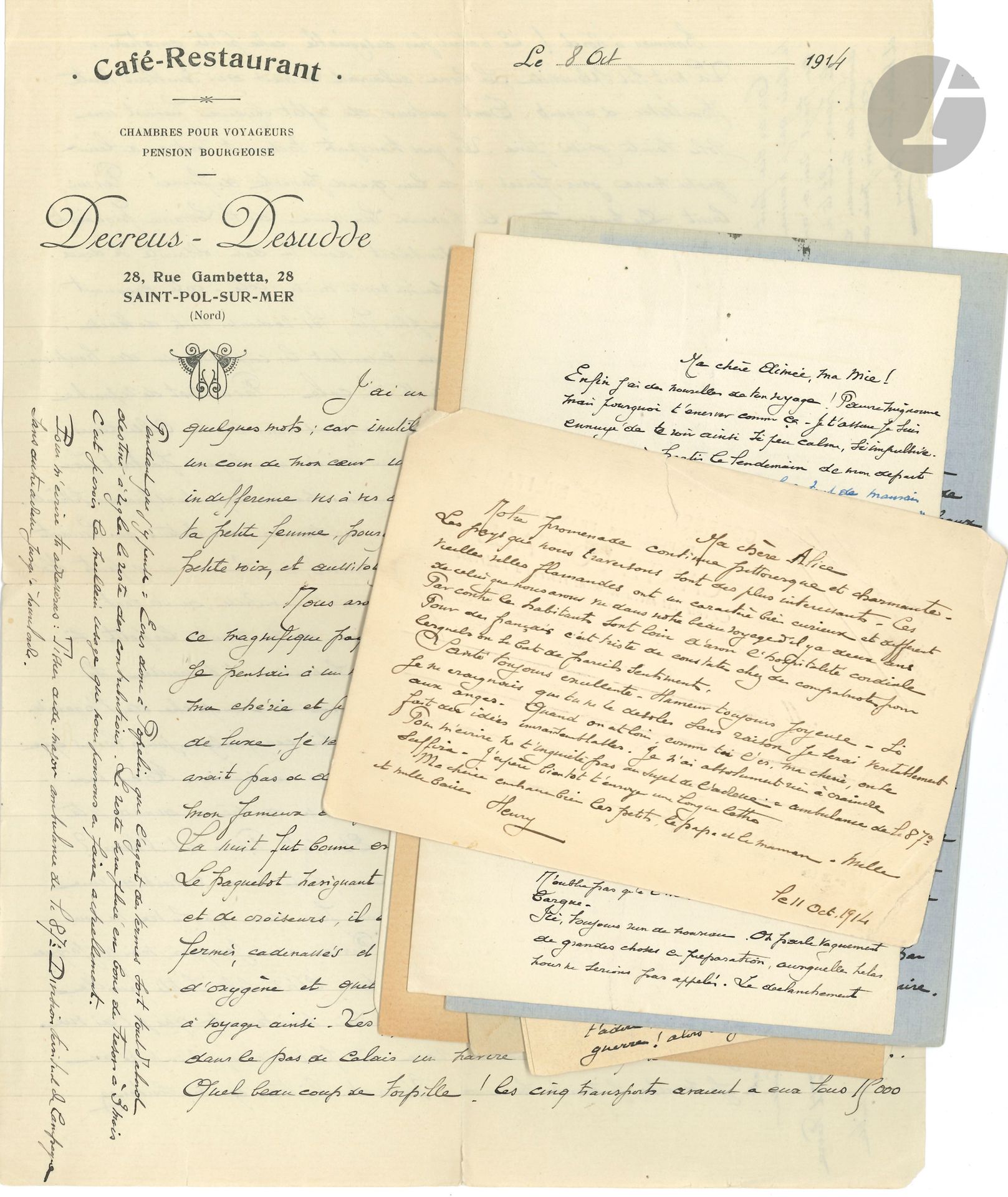 GUERRE DE 1914-1918. 56 L.A.S. et 2 L.A. d’Henry TISSIER (1866-1926, médecin et bactériologue), à sa femme, née Alice Garnier, aux Petites-Dalles (Seine-inférieure) et à Paris, 8 octobre 1914-28 février 1915 et 24 décembre 1915-25 mai 1916 ; 187 pages formats divers, une adresse sur carte postale Correspondance militaire, une enveloppe (un manque à une lettre).

Intéressante correspondance de ce chercheur de l’Institut Pasteur, rattaché à l’ambulance de la 87e division d’infanterie territoriale comme aide-major. Les lettres sont écrites de Saint-Pol-sur-Mer, Blamertinghe, Ypres, Killem (Nord), Polincove, etc. La division opère en Belgique et dans le Nord de la France. « Je n’ai absolument rien à craindre », assure Tissier le 11 octobre 1914 ; il insiste sur la commodité de leurs installations, le courage des combattants, l’intérêt de leurs étapes, la supériorité des armes françaises, la distance entre l’ambulance et les premières lignes. Et de raconter gaiment de petits incidents de son service. « Leurs cadavres encombrent les tranchées et comme nos territoriaux ont pris leurs tranchées à la baïonette, on a jeté les cadavres par-dessus et comme on ne peut les enterrer on les arrose de chaux vive. C’est inouï ce qu’ils sacrifient des hommes ! Nous perdons deux fois moins qu’eux. Nos armes semblent plus meurtrières. Les leurs blessent mais tuent moins » (30 octobre 1914)… Observations et anecdotes sur l’équipement de l’ennemi, les différences entre les ambulances, ce qu’on sait ou entend dire du Kaiser, les mauvaises langues qui voudraient transformer l’admirable retraite de la Marne en une déroute, qui accusent les troupes du Midi d’être lâches, et les épouses des poilus d’être infidèles… Début février 1915, il semble que l’ennemi économise ses projectiles : « 25 blessés en 8 jours, quelle misère au lieu des 1000 par semaine de novembre »… Les Allemands auraient déjà perdu deux millions et demi d’hommes… Etc.