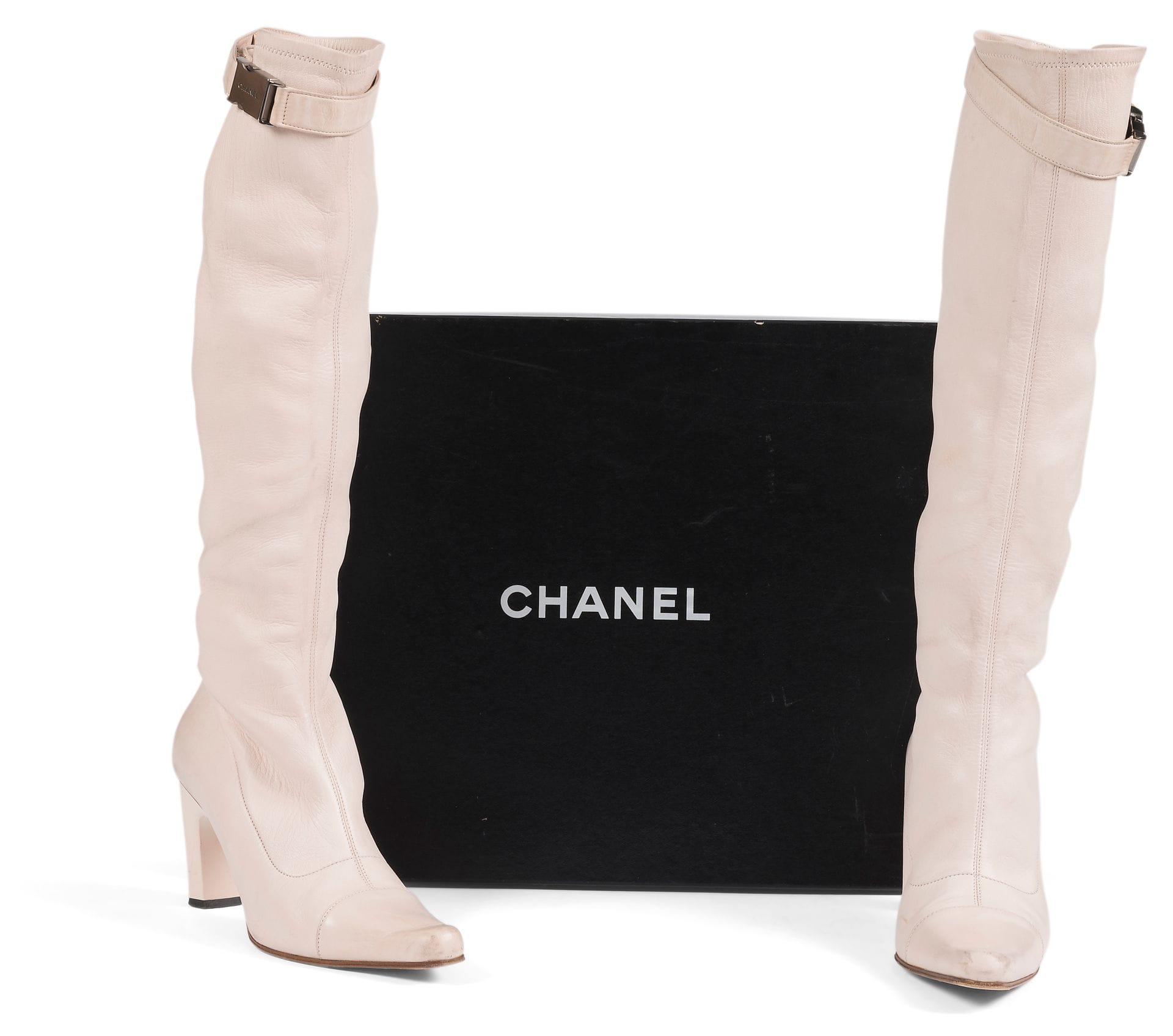 CHANEL
Paire de bottes en cuir chair, T.38 indiquée, boîte (griffures et salissures, traces d'usage)