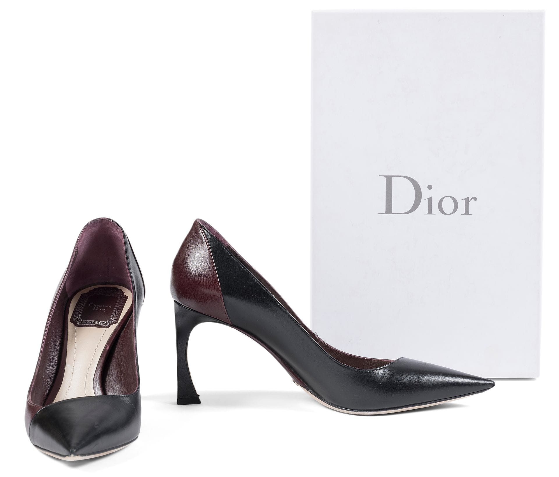 Christian DIOR
Paire d'escarpins en cuir noir et prune, T.37,5 indiquée, dustbag et boîte (traces d'usage)