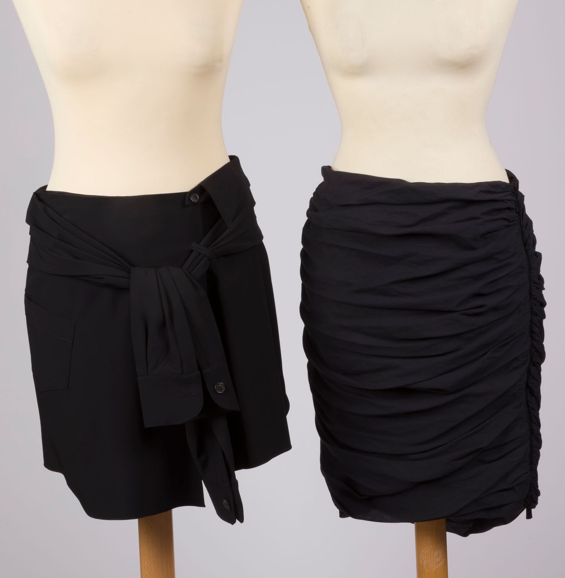 Guy LAROCHE
Three black skirts: one shirt-style tied at the front, one in satin with double buttoning, one gathered, S.36 approx.