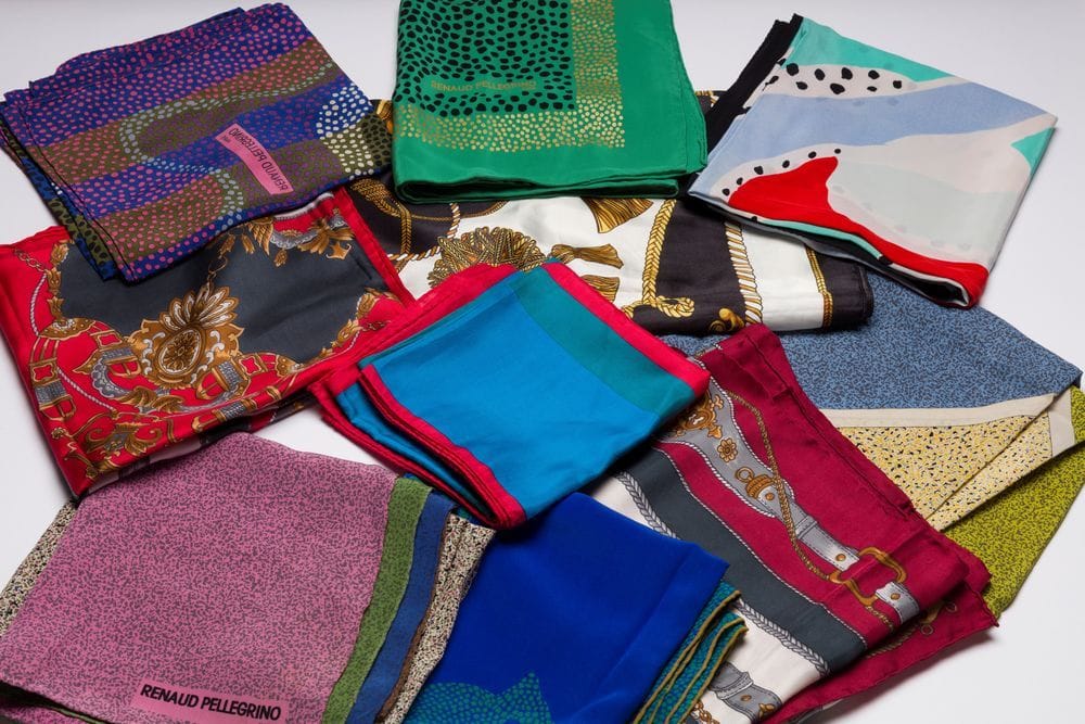 Lot de dix foulards en soie dont quatre Pellegrino, une écharpe en lainage marine Louis Féraud, un châle en lainage Pellegrino, une écharpe en pashmina parme Christian Dior
