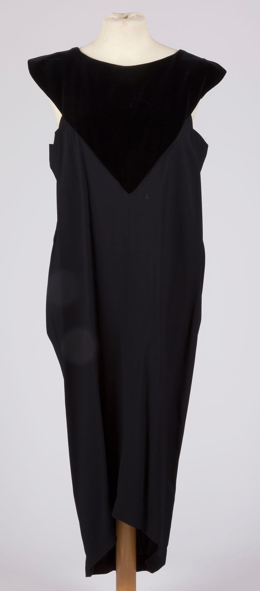 BALENCIAGA Paris
Robe en crêpe et velours noirs, T.38 environ