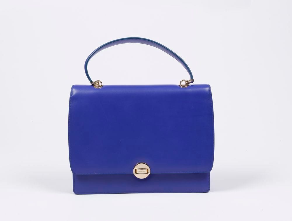 Giorgio ARMANI
Sac façon cartable en cuir indigo, bordures bleues, garniture en métal doré, dustbag 32 x 26 x 6 cm