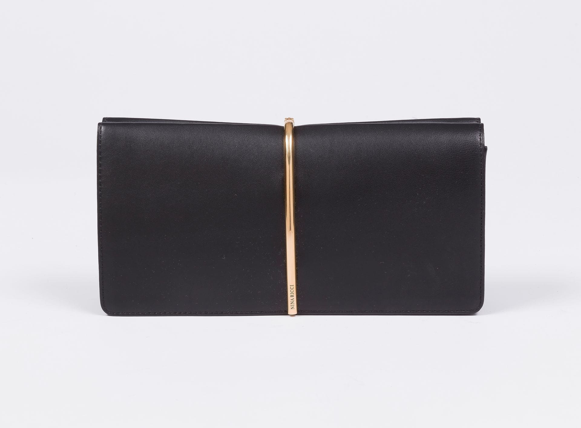Nina RICCI
Black leather pouch with gold metal center line, dustbag 25 x 13 x 6 cm