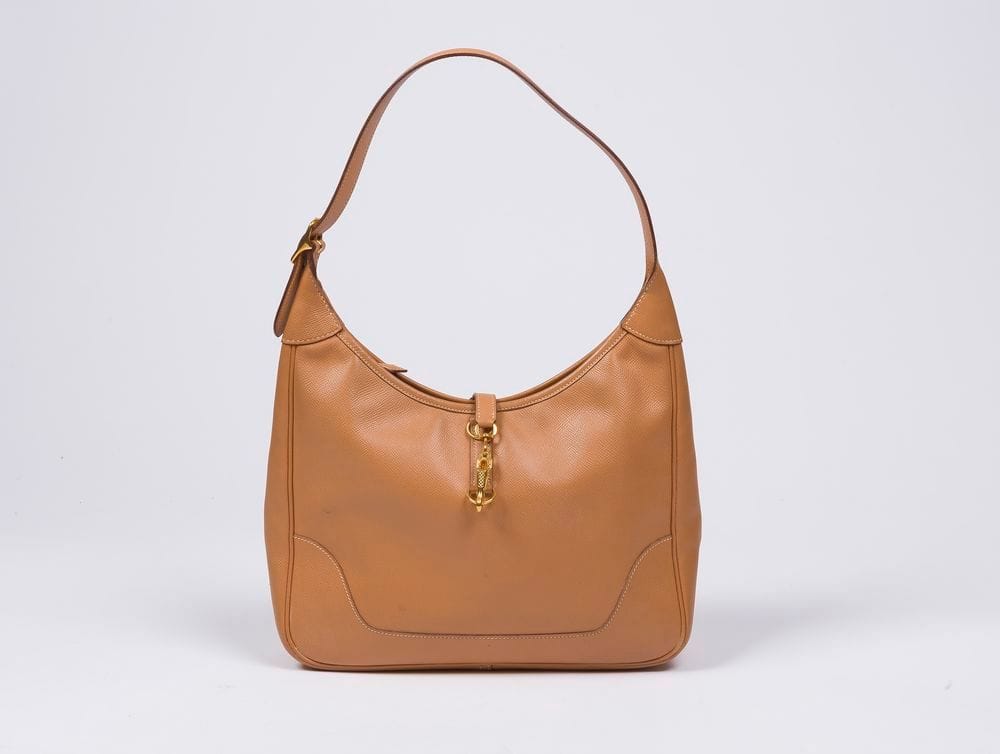 HERMÈS Paris Made in France
Trim bag in light brown grained leather, gold metal trim Year 1993 30 x 30 x 8 cm (minor wear)