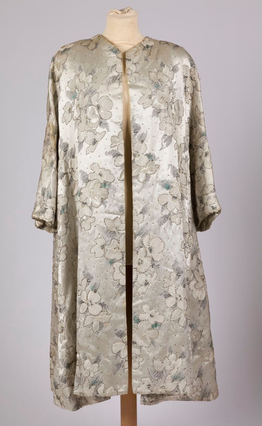 Jeanne LANVIN
Manteau en soie grise et broderie à décor piqué de fleurs (taches)