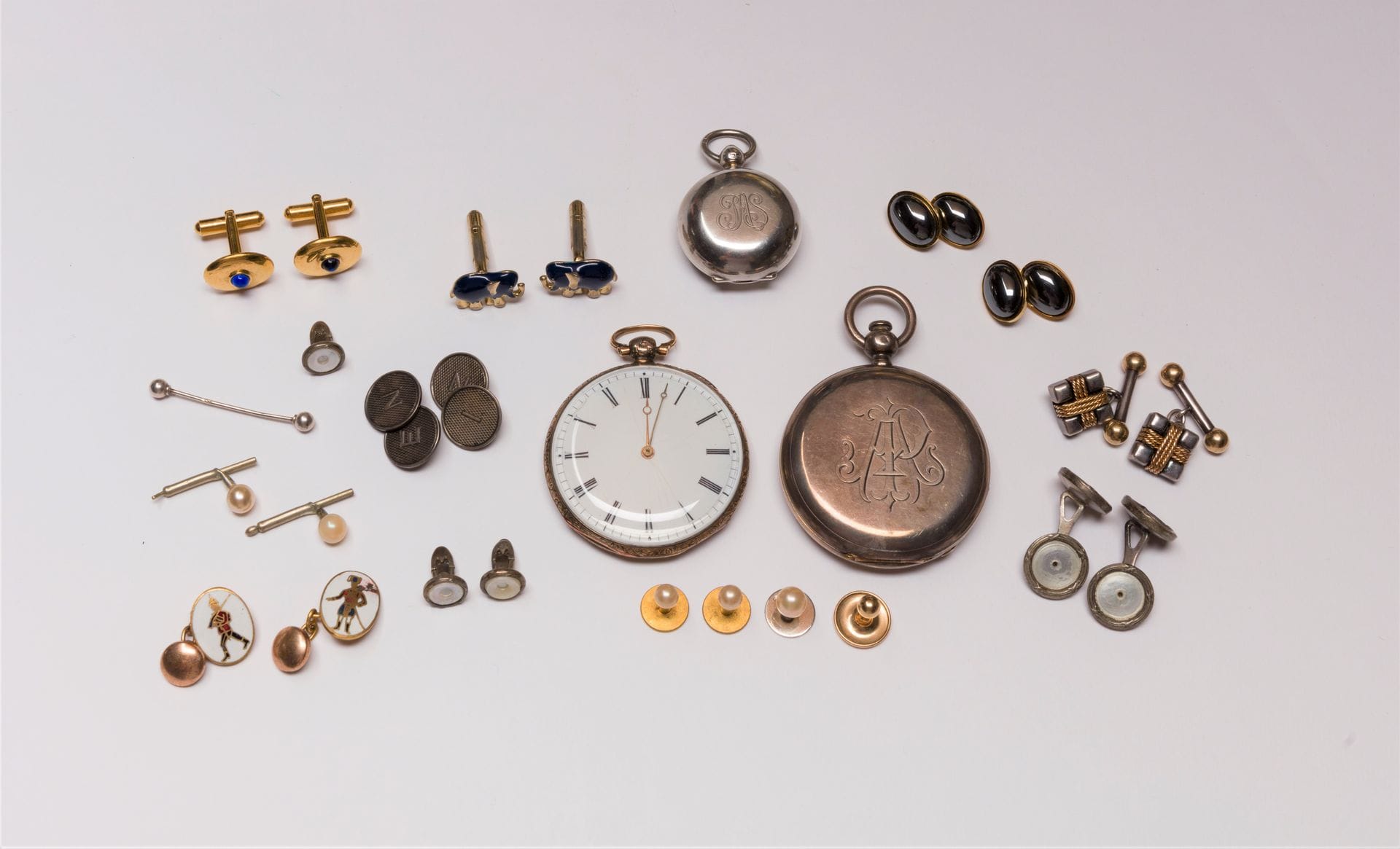 Lot de bijoux fantaisie comprenant : des montres gousset, des boutons de manchettes, boutons de col et de smoking (en l'état)