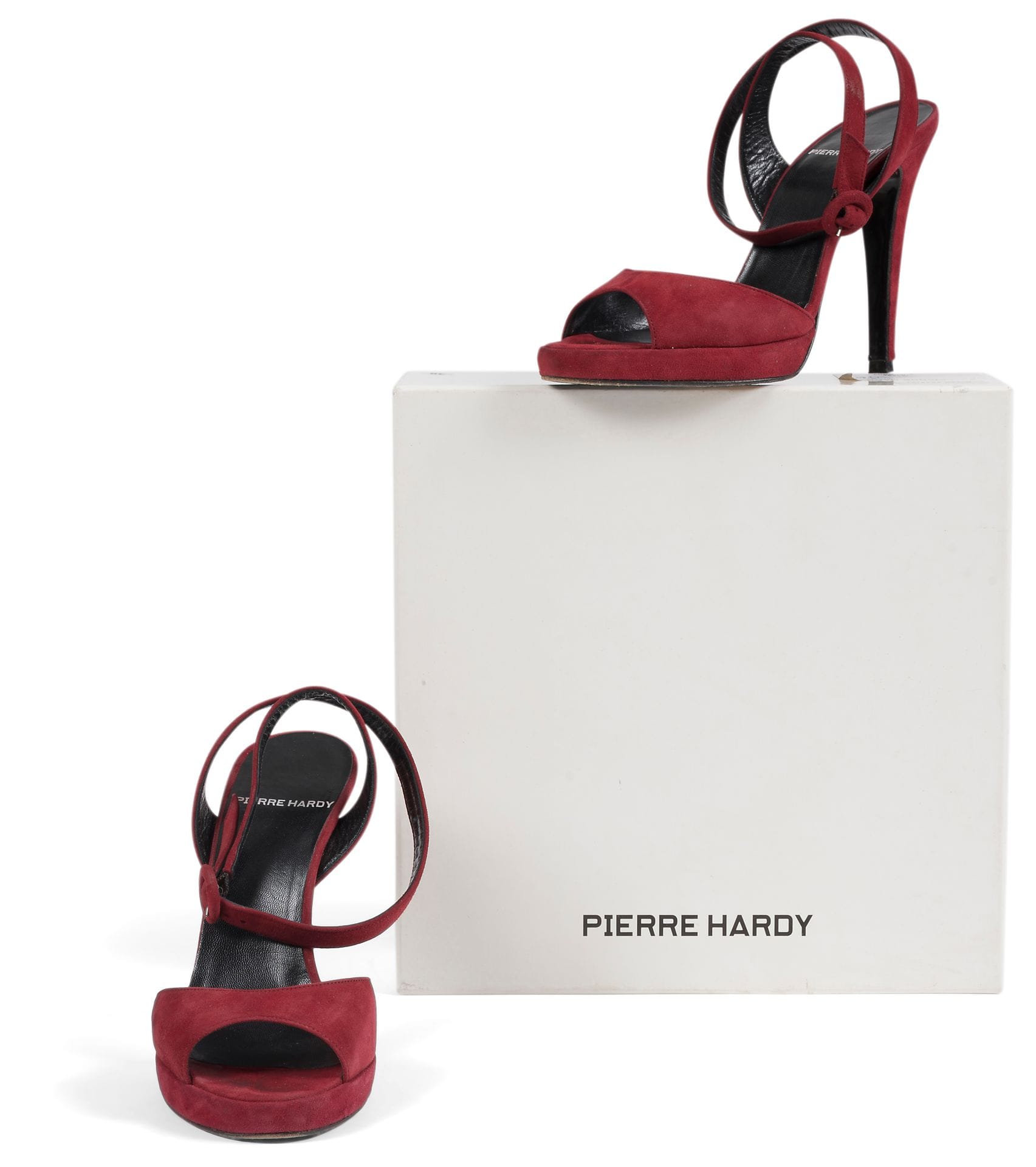 Pierre HARDY
Paire de sandales en veau velours rouge, T.38 indiquée, dustbags et boîte (légères traces d'usage)