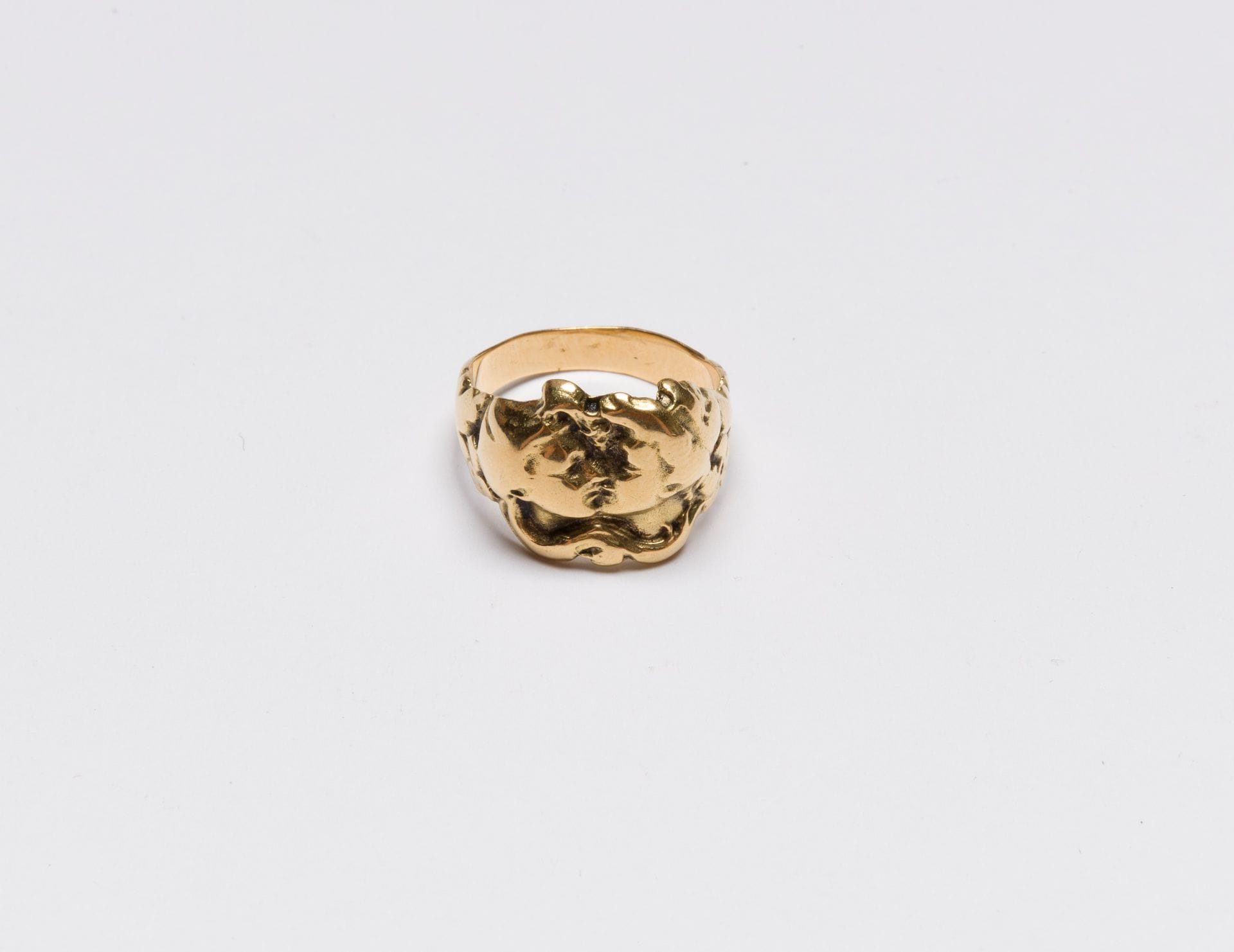 18K (750) gold ring featuring a couple of lovers embracing. Finger size: 54. Gross weight: 6.7 g