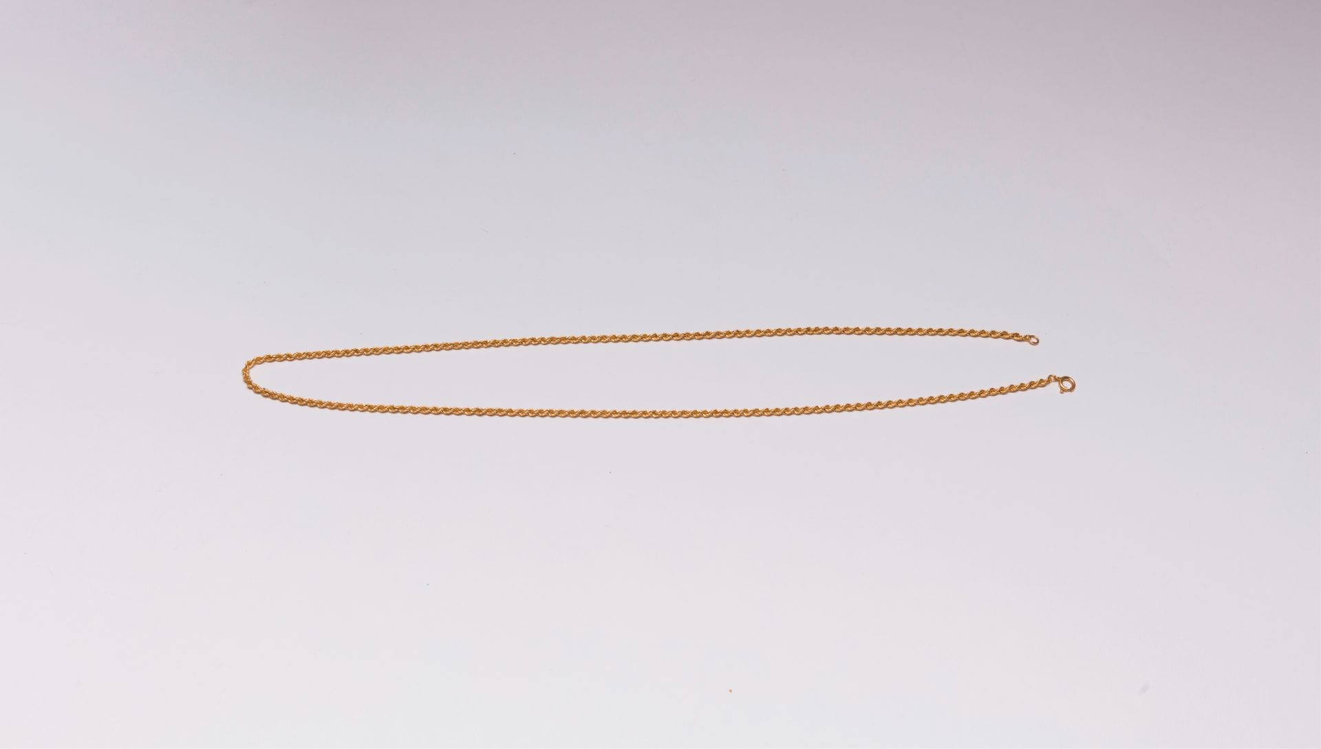 Chaîne en or 18K (750) torsadé. 
Longueur : 60,5 cm environ. Poids : 8,5 g