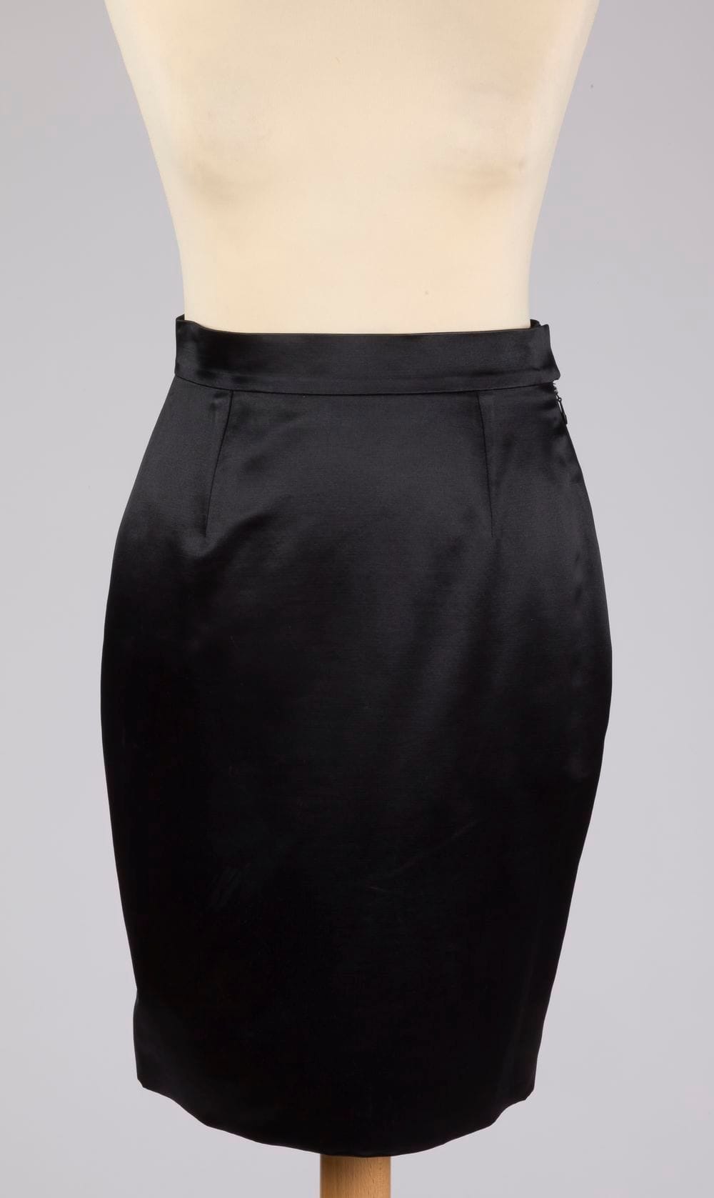 Christian DIOR Boutique
Jupe en satin noir, T.34-36 environ