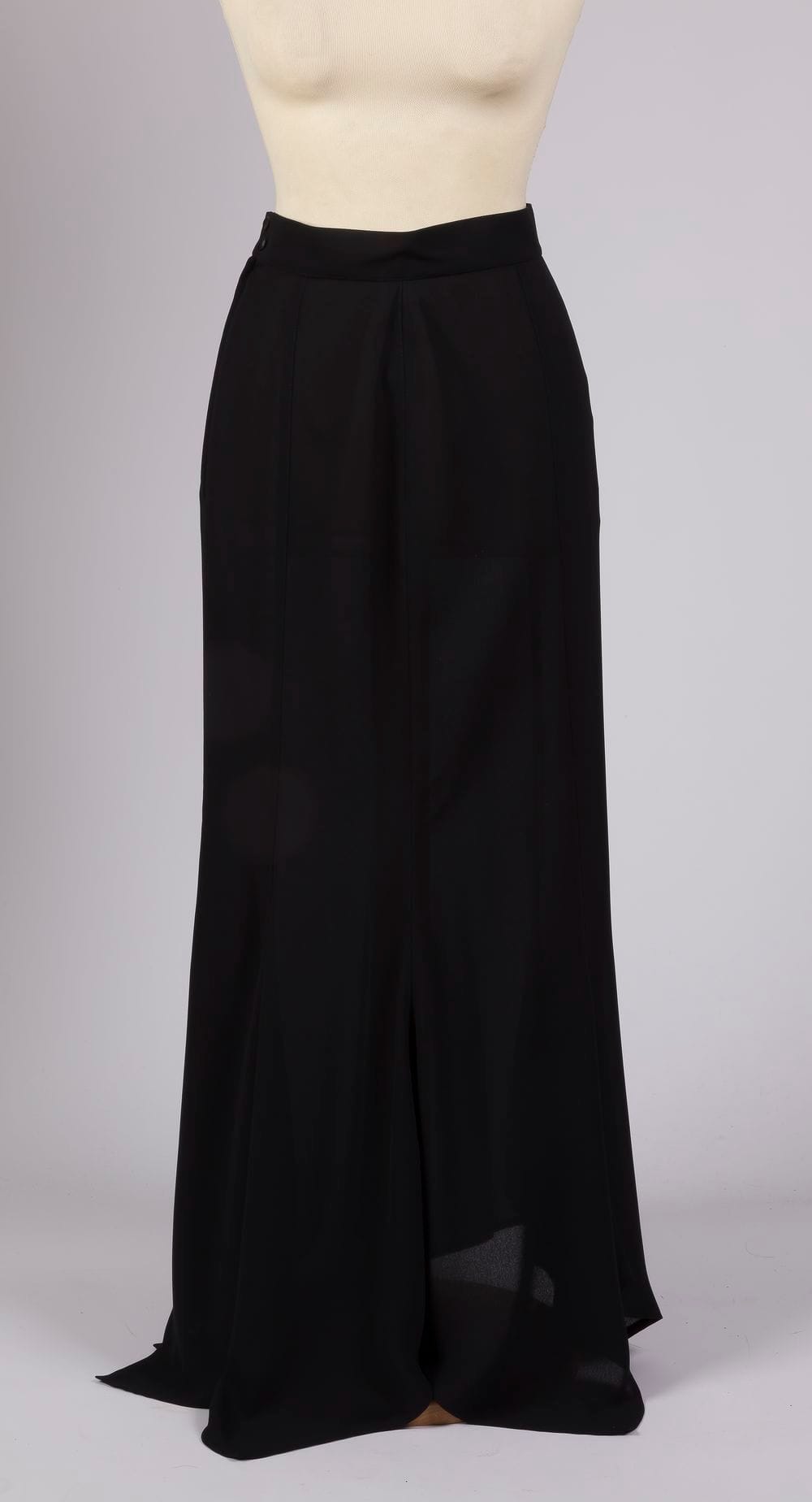 Thierry MUGLER
Long skirt in black crepe, S.36 indicated