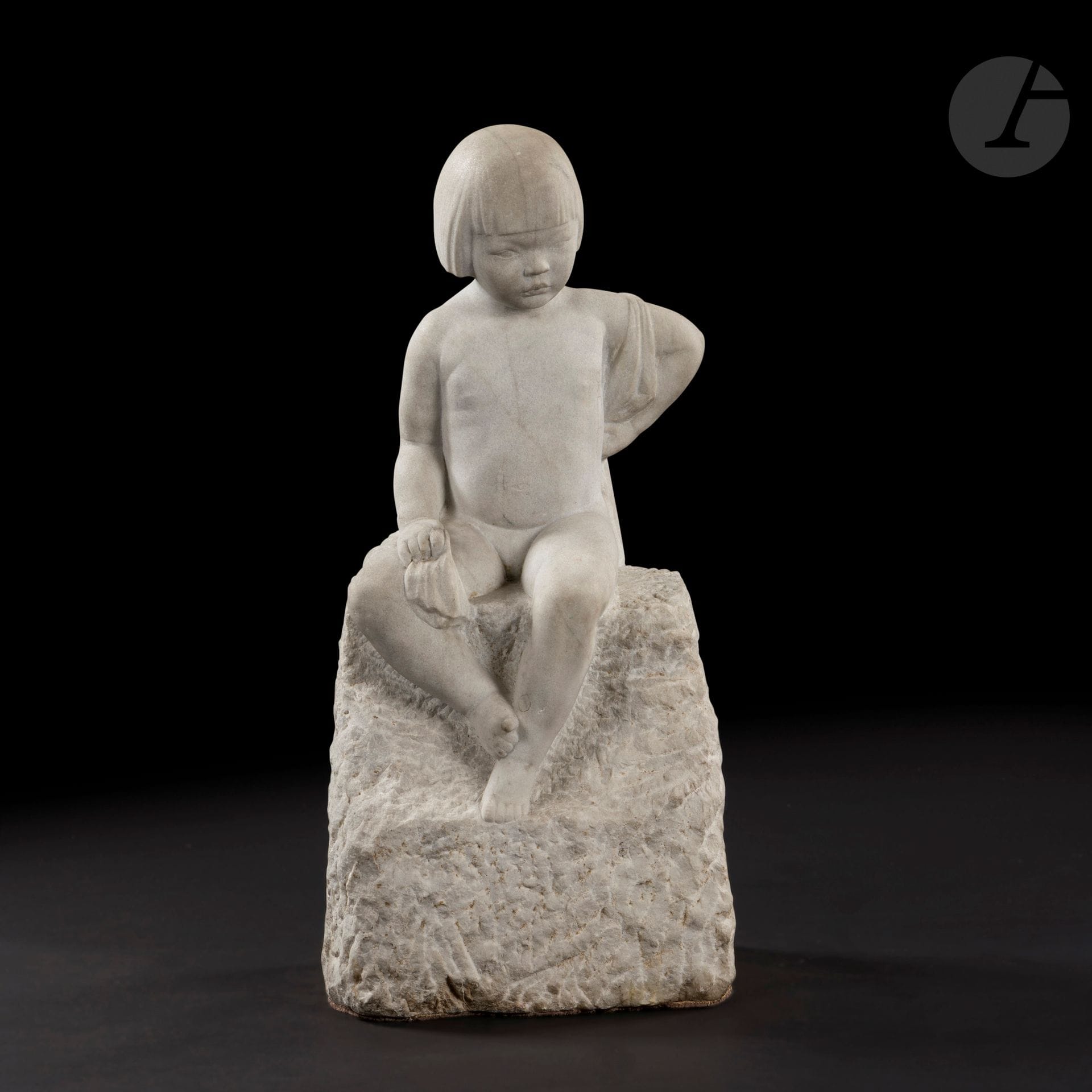 Raoul LAMOURDEDIEU (1877-1953)
La Jeune annamite dite aussi Mlle Phoï joue avec son écharpe, œuvre exposée au Salon d’Automne, Paris, 1931
Sculpture.
Marbre.
Taille directe.
Hauteur : 94 cm – Longueur : 43 cm – Profondeur : 28 cm

Exposition : 
Salon d’Automne, Paris, 1931 - Notre sculpture présentée lors de cette manifestation. 

Bibliographie : 
- Catalogue des ouvrages de peinture, sculpture, dessin, gravure, architecture et art décoratif - Catalogue du Salon d’Automne organisé au Grand Palais des Champs-Elysées, Paris (1er novembre – 13 décembre 1931). Notre œuvre, intitulée Mlle Phoï joue avec son écharpe, référencée sous le numéro 1227 du catalogue, page 205. 
- Revue de l’Art ancien et moderne – N° 31 de décembre 1931. Notre œuvre reproduite page 159. 
- Raoul Lamourdedieu, sculpteur-statuaire in Le Club français de la médaille – N° 74-75 du 1er trimestre 1982. Notre œuvre reproduite page 77. 
- Tableaux modernes – Art Nouveau – Art Déco – Vente Me Millon, Hôtel Drouot, Paris, le 27 juin 1994. Notre œuvre, référencée sous le numéro 240 du catalogue, reproduite page 67.

Expert : Emmanuel Eyraud

Célèbre bien au-delà de nos frontières, le sculpteur et médailleur Raoul Lamourdedieu fut un véritable maître de la taille directe. Alors élève à l’École des Beaux-Arts de Bordeaux, il se forma très vite à cette technique lors de son apprentissage chez un sculpteur sur bois – matériau qu’il chérira tout au long de sa carrière. Grâce à un prix, il put intégrer l’École des Beaux-Arts de Paris en 1897, avant d’y devenir professeur de taille et de mise au point à partir de 1930. Aux Beaux-Arts, il fréquenta tour à tour les ateliers d’Alexandre Falguière (1831-1900) et d’Alexandre Charpentier (1856-1909), lequel lui transmettra son goût pour la création de médailles. Toujours élève, il participa à la création de sculptures pour le Grand Palais en 1900 aux côtés de Paul Landowski (1875-1961) et de François-Léon Sicard (1862-1934) puis, en 1925, il créa deux bas-reliefs pour la Pergola de la Douce France – groupe avec lequel il exposera à plusieurs reprises. Membre de la Société Nationale des Beaux-Arts et du Salon d’Automne, il participa à de nombreuses expositions avant de commencer à enseigner son art. Une grande partie de son œuvre fut consacrée à l’art monumental, notamment différents monuments aux morts et des fontaines, comme celle de la Porte d’Auteuil. Son œuvre nous est donc avant tout connue par ses sculptures ornant de multiples espaces publics à travers la France. En outre, il créa, à l’instar des sculpteurs de l’époque, des médailles ainsi que de nombreux nus féminins. Dans ses premières œuvres, on décèle une certaine influence d’Auguste Rodin (1840-1917) , elle disparaîtra dès les années 1920, au profit d’une proximité avec les œuvres d’Antoine Bourdelle (1861-1929), avant d’évoluer, dans les années 1930, vers un classicisme dépouillé proche de l’art épuré d’Aristide Maillol (1861-1944). Mais, traitant de thèmes et de matériaux multiples, de surcroît dans des dimensions extrêmement variées, c’est tout particulièrement la richesse et la qualité de sa sculpture qui nous frappent. Créant des bas-reliefs figurant des scènes historiques, des figures mythologiques ou religieuses, ainsi que des bustes de petite taille ou des médailles, la puissance de l’imagination créatrice et la pluridisciplinarité de ce maître de la taille directe sont incontestables. En sculpture, il aborda tous types de matériaux, en particulier le bois – appréciant les essences de cerisier, de noyer et particulièrement d’acajou. Il s’essaya également au travail du ciment et du bronze, réservant ce dernier uniquement à la réalisation de petits sujets et de bustes. La pierre restera toutefois son matériau de prédilection et, utilisant les innombrables types de pierre que pouvait offrir le territoire français, il s’en servit dans son art monumental, ainsi que pour traduire la sensualité plastique de ses nus féminins. Il n’était pas partisan du modelage – encore moins sans mise au point – et préférait travailler directement la pierre à l’aide de ses ciseaux, sans modèle préalable3. Il théorisa d’ailleurs son étude de l’art de la taille dans un traité publié en 1941, intitulé Traité de la sculpture taillée. Lorsqu’il était professeur à l’École des Beaux-Arts de Paris, il s’attelait à transmettre ce savoir-faire à ses élèves, et insistait sur l’importance de la recherche plastique autour de la simplification des volumes, obtenue par la juste utilisation de masses de lumière et de gris. Il s’agissait selon lui de ne pas perdre de vue la vocation première d’une sculpture monumentale, véritable composition architecturale conçue pour orner les espaces extérieurs. Assurément, sa maîtrise de la taille directe fait de lui l’un des sculpteurs français les plus importants du XXe siècle. 