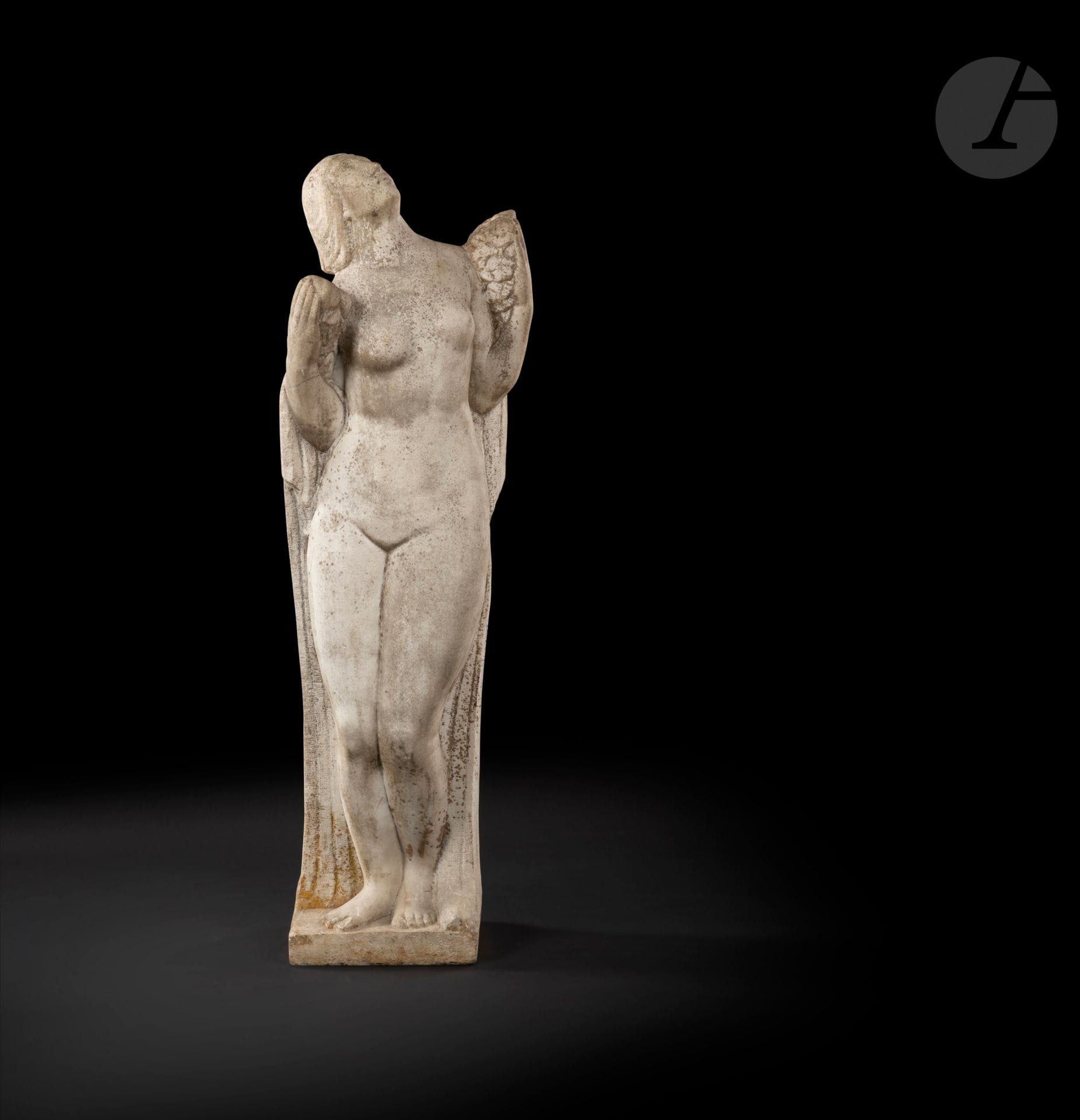 Raoul LAMOURDEDIEU (1877-1953)
L’Hymne au soleil, 1924
Sculpture.
Marbre.
Taille directe.
Signée Raoul LAMOURDEDIEU sur le côté droit de la terrasse.
Hauteur : 158 cm
Expert : Emmanuel Eyraud

Expositions : 
- Salon des Tuileries, Paris, 1924 - Notre sculpture exposée lors de cette manifestation.  
- Salon d’Automne, Paris, 1937 - Notre sculpture exposée lors de cette manifestation. 
- Sculpture en taille directe en France de 1900 à 1950 – Fondation de Coubertin, Saint-Rémy-lès-Chevreuse, du 15 septembre au 13 novembre 1988. Notre sculpture exposée lors de cette manifestation. 

Bibliographie : 
- Catalogue du Salon des Tuileries, Paris, 1924 - Notre œuvre, référencée sous le numéro 876 du catalogue, page 52. 
- Art & Industrie – N° 4 d’avril 1928 - Notre œuvre, reproduite page 48. 
- Catalogue du Salon d’Automne, Paris, 1937 - Notre œuvre, datée par erreur de 1928, référencée sous le numéro 1837 du catalogue, page 246. 
- Patrick Elliott – Sculpture en taille directe en France de 1900 à 1950 – Catalogue de l’exposition organisée à la Fondation de Coubertin, Saint-Rémy-lès-Chevreuse (15 septembre – 13 novembre 1988). Éditions de la Fondation de Coubertin, Saint-Rémy-lès-Chevreuse, 1988. Notre œuvre citée au sein du catalogue, non paginé.
- Tableaux modernes – Art Nouveau – Art Déco – Vente Me Millon, Hôtel Drouot, Paris, le 27 juin 1994. Notre œuvre, référencée sous le numéro 239 du catalogue, reproduite page 67.

Célèbre bien au-delà de nos frontières, le sculpteur et médailleur Raoul Lamourdedieu fut un véritable maître de la taille directe. Alors élève à l’École des Beaux-Arts de Bordeaux, il se forma très vite à cette technique lors de son apprentissage chez un sculpteur sur bois – matériau qu’il chérira tout au long de sa carrière. Grâce à un prix, il put intégrer l’École des Beaux-Arts de Paris en 1897, avant d’y devenir professeur de taille et de mise au point à partir de 1930. Aux Beaux-Arts, il fréquenta tour à tour les ateliers d’Alexandre Falguière (1831-1900) et d’Alexandre Charpentier (1856-1909), lequel lui transmettra son goût pour la création de médailles. Toujours élève, il participa à la création de sculptures pour le Grand Palais en 1900 aux côtés de Paul Landowski (1875-1961) et de François-Léon Sicard (1862-1934) puis, en 1925, il créa deux bas-reliefs pour la Pergola de la Douce France – groupe avec lequel il exposera à plusieurs reprises. Membre de la Société Nationale des Beaux-Arts et du Salon d’Automne, il participa à de nombreuses expositions avant de commencer à enseigner son art. Une grande partie de son œuvre fut consacrée à l’art monumental, notamment différents monuments aux morts et des fontaines, comme celle de la Porte d’Auteuil. Son œuvre nous est donc avant tout connue par ses sculptures ornant de multiples espaces publics à travers la France. En outre, il créa, à l’instar des sculpteurs de l’époque, des médailles ainsi que de nombreux nus féminins. Dans ses premières œuvres, on décèle une certaine influence d’Auguste Rodin (1840-1917) , elle disparaîtra dès les années 1920, au profit d’une proximité avec les œuvres d’Antoine Bourdelle (1861-1929), avant d’évoluer, dans les années 1930, vers un classicisme dépouillé proche de l’art épuré d’Aristide Maillol (1861-1944). Mais, traitant de thèmes et de matériaux multiples, de surcroît dans des dimensions extrêmement variées, c’est tout particulièrement la richesse et la qualité de sa sculpture qui nous frappent. Créant des bas-reliefs figurant des scènes historiques, des figures mythologiques ou religieuses, ainsi que des bustes de petite taille ou des médailles, la puissance de l’imagination créatrice et la pluridisciplinarité de ce maître de la taille directe sont incontestables. En sculpture, il aborda tous types de matériaux, en particulier le bois – appréciant les essences de cerisier, de noyer et particulièrement d’acajou. Il s’essaya également au travail du ciment et du bronze, réservant ce dernier uniquement à la réalisation de petits sujets et de bustes. La pierre restera toutefois son matériau de prédilection et, utilisant les innombrables types de pierre que pouvait offrir le territoire français, il s’en servit dans son art monumental, ainsi que pour traduire la sensualité plastique de ses nus féminins. Il n’était pas partisan du modelage – encore moins sans mise au point – et préférait travailler directement la pierre à l’aide de ses ciseaux, sans modèle préalable. Il théorisa d’ailleurs son étude de l’art de la taille dans un traité publié en 1941, intitulé Traité de la sculpture taillée. Lorsqu’il était professeur à l’École des Beaux-Arts de Paris, il s’attelait à transmettre ce savoir-faire à ses élèves, et insistait sur l’importance de la recherche plastique autour de la simplification des volumes, obtenue par la juste utilisation de masses de lumière et de gris.