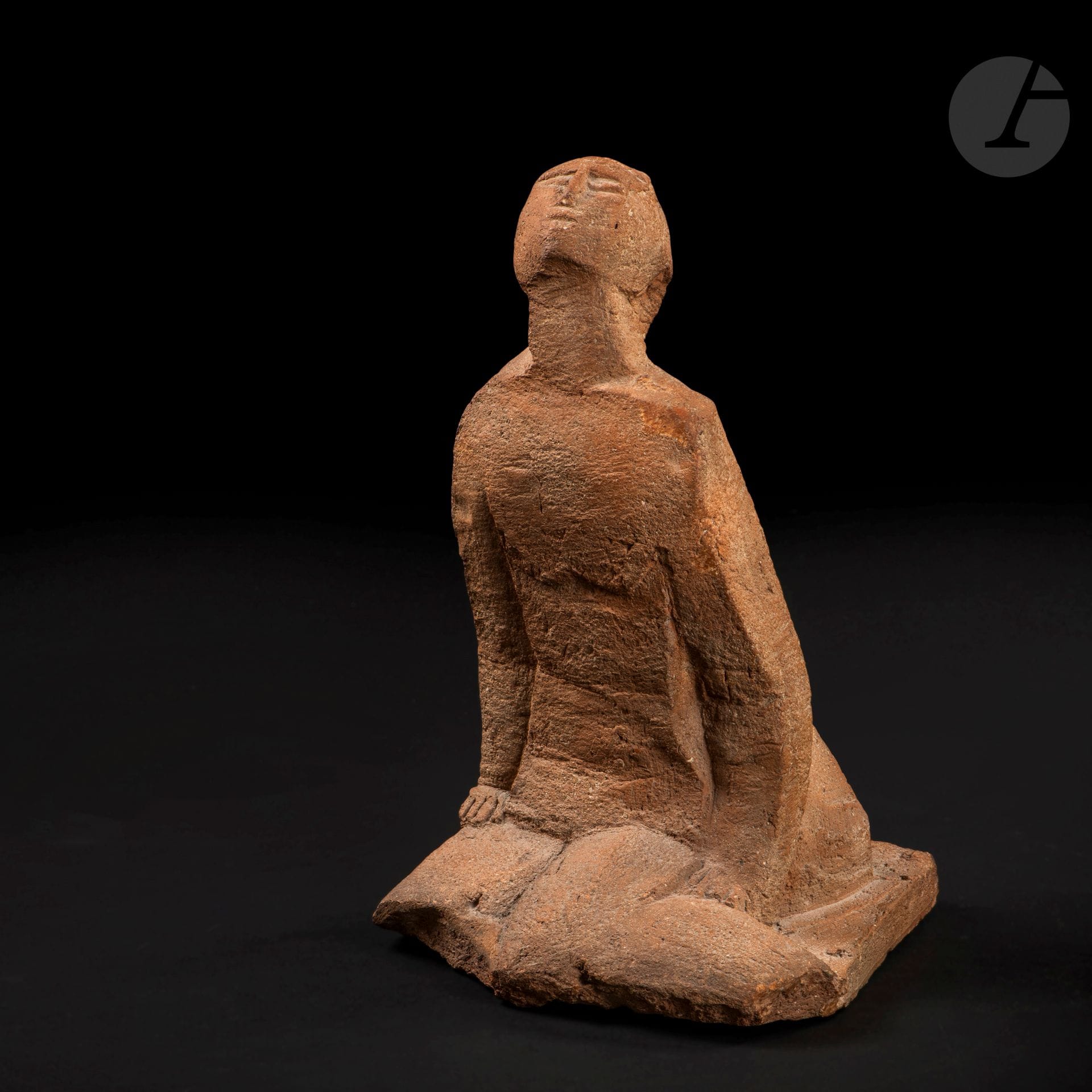 Ossip ZADKINE (1888-1967)
Femme agenouillée, 1922, pièce unique
Sculpture.
Terre cuite originale. 
Monogrammée O. Z. sur la partie droite de la tranche de la terrasse.
Hauteur : 34cm – Base : 22 x 20,5 cm

Provenance : 
- Localisation inconnue.
- Tableaux et sculptures modernes – Vente publique organisée par la Galerie Motte, Genève, le 15 novembre 1968. Notre œuvre présentée sous le numéro 102 du catalogue (décrite par erreur en pierre). 
- Collection particulière.

Collections publiques et œuvre en rapport : 
Musée Zadkine, Paris – Une épreuve en bronze, d’une édition post-mortem accordée en 1993 par la Ville de Paris (détentrice du droit moral) d’après notre modèle de sculpture, est conservée dans cette institution sous le numéro d’inventaire MZS 425. 

Bibliographie :
Sylvain Lecombre – Ossip Zadkine ; l’œuvre sculpté – Éditions Paris Musées, Paris, 1994. Notre sculpture référencée sous le numéro 102 du catalogue raisonné et reproduite page 151.

Expert : Emmanuel Eyraud