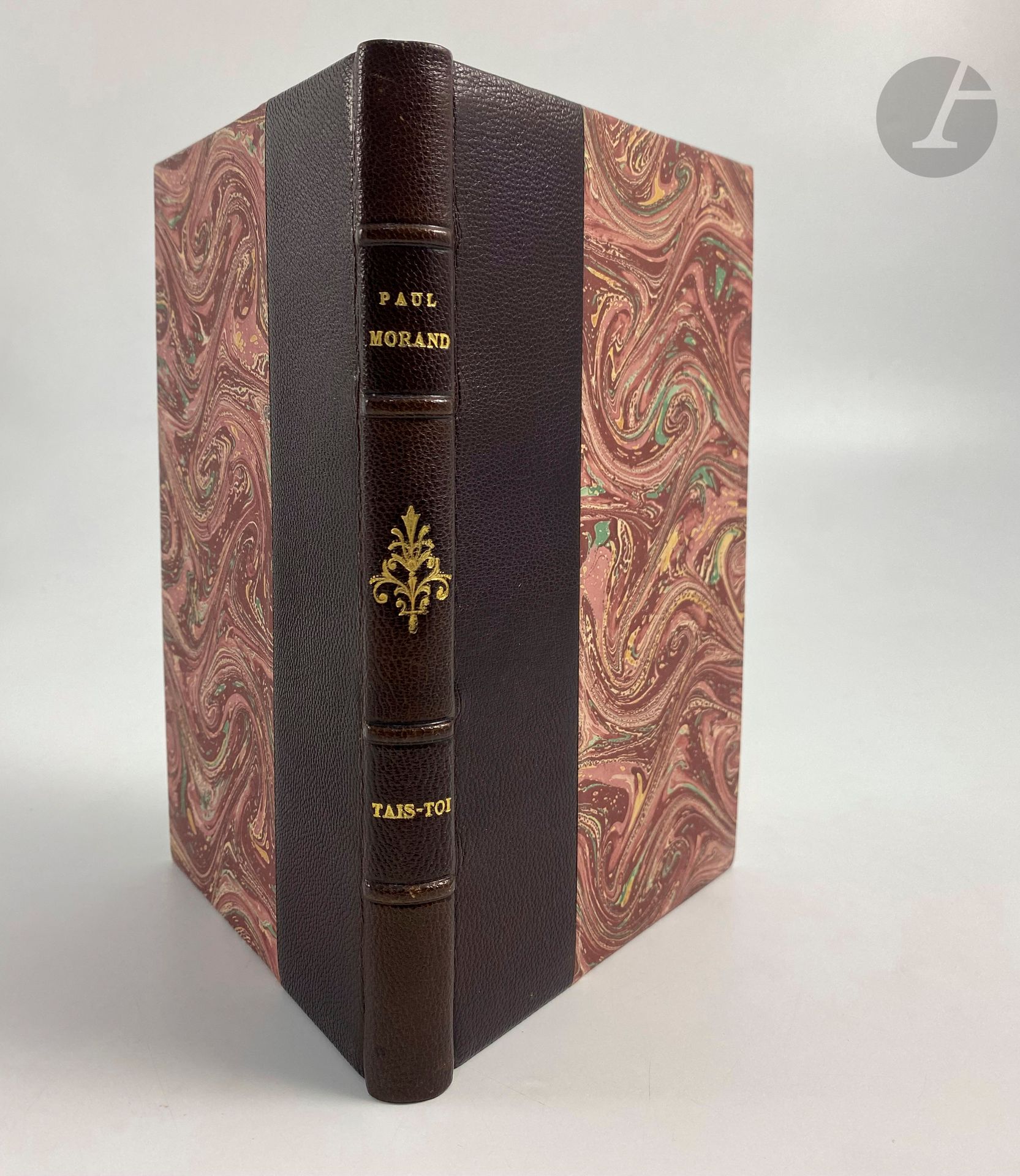 MORAND (Paul).
Tais-toi.
Paris: Gallimard, [1965]. - In-12, burgundy half-chagrin, ribbed spine with gilt fleuron, speckled head, untrimmed, cover and spine preserved (modern binding).

First edition.

ONE OF 40 EXEMPLIES ON VELIN PUR FIL LAFUMA-NAVARRE, the only edition on large paper.

A very well preserved copy, despite the slightly faded spine.
Provenance: René Petit, with bookplate.