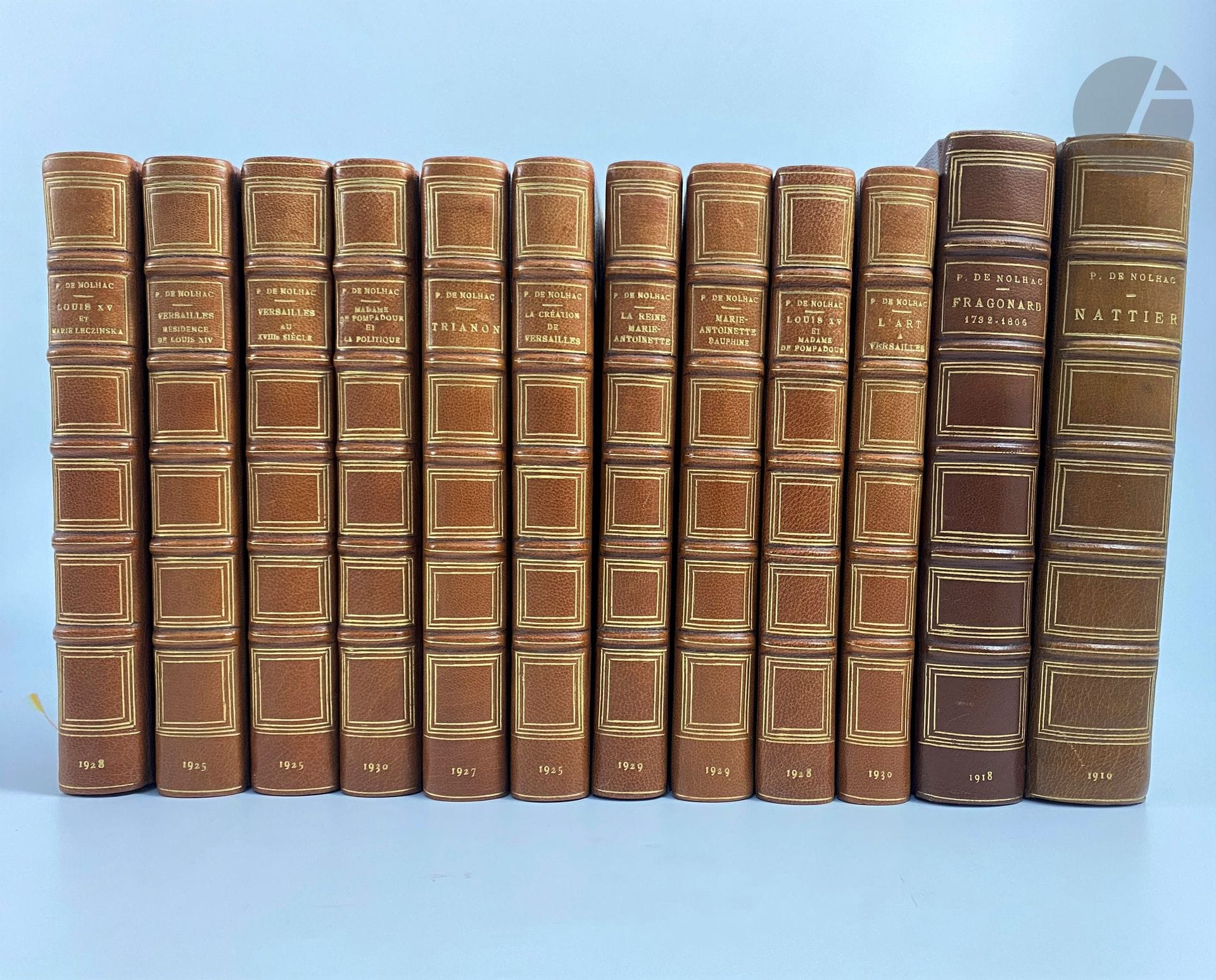 NOLHAC (Pierre de).
Versailles et la cour de France.
Paris : Louis Conard, 1925-1930. — 10 volumes in-8, demi-maroquin havane, dos à nerfs orné, tête dorée, non rogné, couverture et dos conservés et dos conservés (reliures de l'époque).

Édition en partie originale de cette série d'ouvrages de Pierre de Nolhac, conservateur du musée du château de Versailles de 1892 à 1919
Comprend les titres suivants :
- La Création de Versailles. Paris : Louis Conard, 1925.
- Versailles résidence de Louis XIV. Paris : Louis Conard, 1925.
- Versailles au XVIIIe siècle. Paris : Louis Conard, 1926.
- Trianon. Paris : Louis Conard, 1927.
- Louis XV et Marie Leczinska. Paris : Louis Conard, 1928.
- Louis XV et madame de Pompadour. Paris : Louis Conard, 1928.
- Marie-Antoinette dauphine. Paris : Louis Conard, 1929.
- La Reine Marie-Antoinette. Paris : Louis Conard, 1929.
- Madame de Pompadour et la politique. Paris : Louis Conard, 1930.
- L'Art à Versailles. Paris : Louis Conard, 1930.

Exemplaires sur papier d'édition, en reliures uniformes.

On joint, du même auteur :
- Nattier. Peintre de la cour de Louis XV. Paris : Goupil & Cie, Manzi, Joyant & Cie, 1910. — In-8, demi-maroquin havane, filet doré, dos à nerfs orné, tête dorée, non rogné, couverture et dos conservés (reliure de l'époque).
Nouvelle édition imprimée sur papier vergé.

- Fragonard. 1732-1806. Paris : Goupil & Cie, Manzi, Joyant & Cie, 1928. — In-8, demi-maroquin brun, dos à nerfs orné, tête dorée, non rogné, couverture et dos conservés (reliure de l'époque).
Nouvelle édition imprimée sur papier vergé.  Haut du premier plat passé.