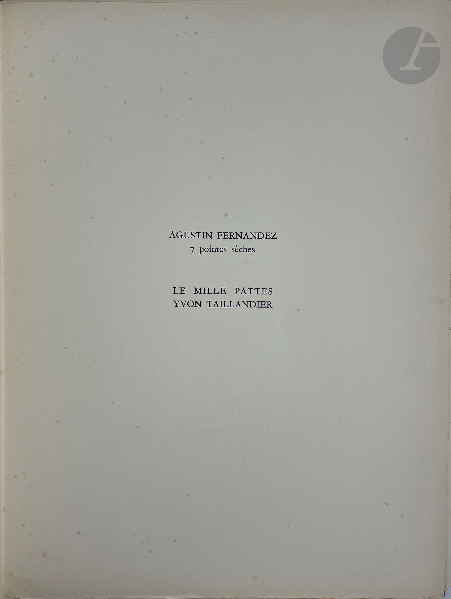 FERNANDEZ (Agustin) - TAILLANDIER (Yvon).
Le Mille pattes.
S.l., 1965. —  In-folio, en feuilles, sous chemise rigide en toile grise à rabats de l’éditeur.

Édition originale du conte d’Yvon Taillandier publié pour accompagner 7 pointes sèches originales hors texte d’Agustin FERNANDEZ (1928-2006), numérotées et signées par l’artiste.
Le tirage a été strictement limité à 55 exemplaires, celui-ci étant l’un des 45 sur vélin d’Arches signés par l’auteur et l’artiste.
Quelques rousseurs aux feuillets de texte, légères salissures à la chemise.