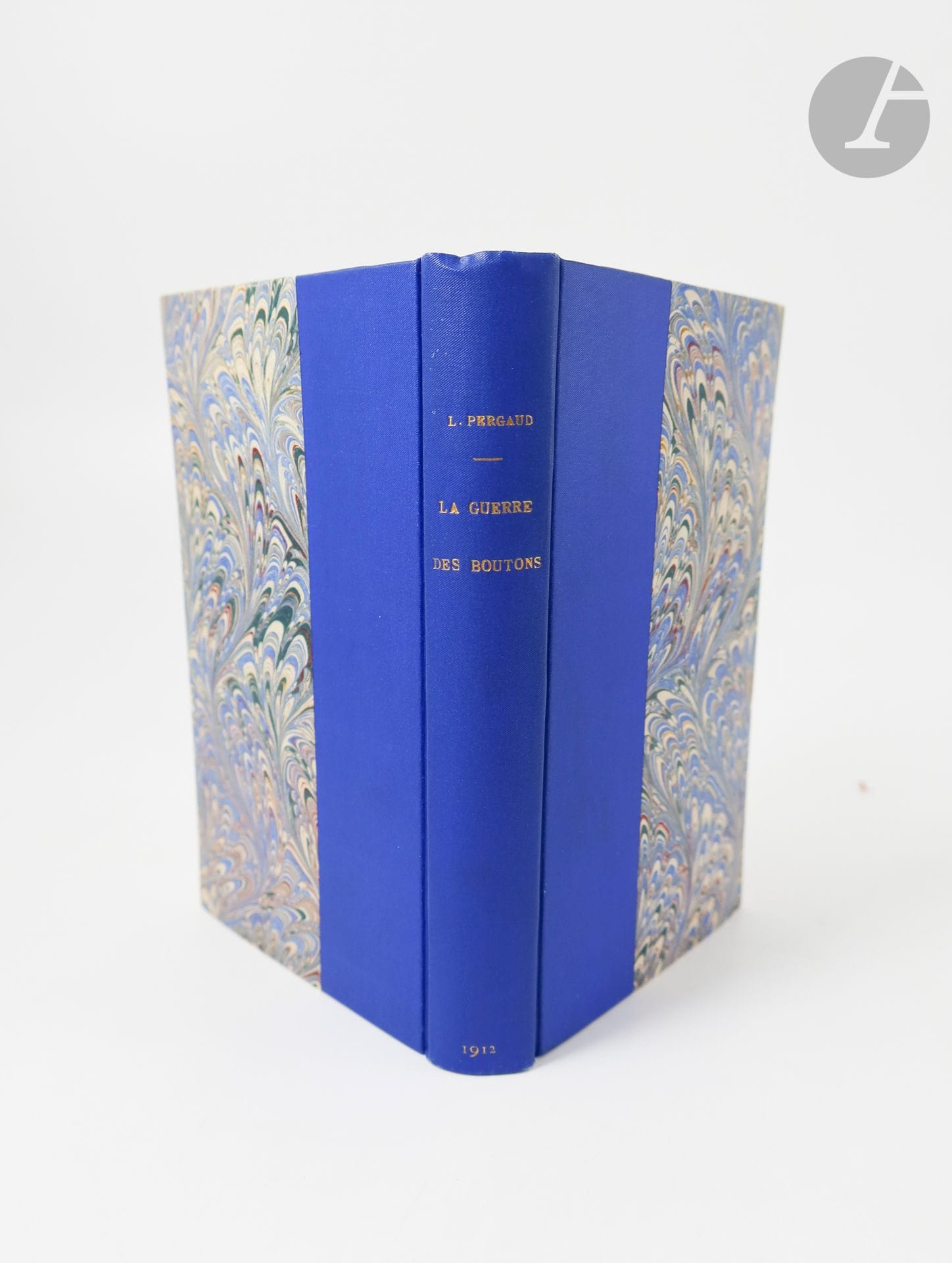 PERGAUD (Louis).
La Guerre des boutons. Roman de ma douzième année.
Paris : Mercure de France, 1912. — In-12, demi-percaline bleue à la bradel, dos lisse, non rogné, couverture et dos conservés (reliure de l'époque).

Édition originale de ce grand classique de la littérature française.

Exemplaire de première émission, sur papier d'édition, numéroté à la presse. Il est complet de l'extrait du catalogue de l'éditeur relié à la fin.