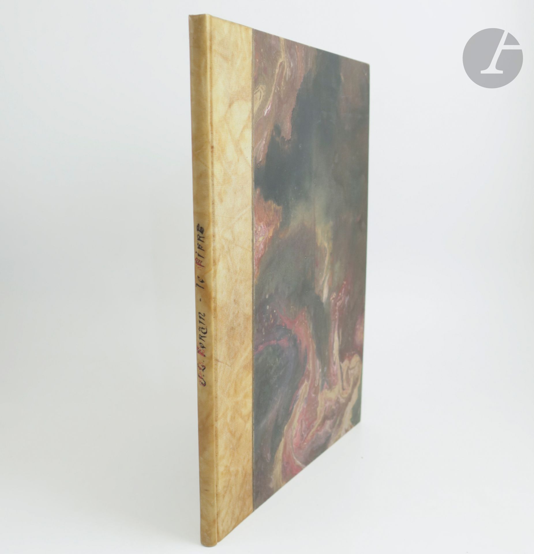 FORAIN (Jean-Louis).
Le Fifre.
Paris, 23 février 1889-1er juin 1889. — 15 fascicules in-folio, demi-parchemin marbré à la bradel, dos lisse portant le nom de l'auteur et le titre en lettres calligraphiées à l'encre, couverture conservée (reliure du début du XXe siècle).

Collection complète de ce journal satirique créé et illustré par le peintre et illustrateur de presse Jean-Louis Forain (1852-1931), comprenant 15 numéros publiés entre le 23 février et 1er juin 1889.

L'artiste présentait ainsi son journal en page 2 du premier numéro : « Conter la vie de tous les jours, montrer les ridicules de certaines douleurs, la tristesse de bien des joies, et constater rudement quelquefois par quelle hypocrite façon le Vice tend à se manifester en nous : c'est mon projet. Chercheur fantaisiste, j'irai partout, m'efforçant de rendre d'un trait net et immédiat, aussi sincèrement que possible, les impressions et les émotions ressenties. Toujours joyeuses, ironiques souvent, ces notes viseront les travers contemporains, sans s'attaquer aux contemporains eux-mêmes ; mon avis étant que pour être intéressant et curieux il suffit largement à l'artiste d'étudier son temps. »

Ont collaboré à ce journal, en dehors de Jean-Louis Forain, Armand Silvestre, Émile André, Jean Richepin, Paul Masson, Paul Hervieu, Jacques Le Lorrain, etc. 

Bon exemplaire, complet de la rare couverture générale grise imprimée.
Salissures à la couverture.